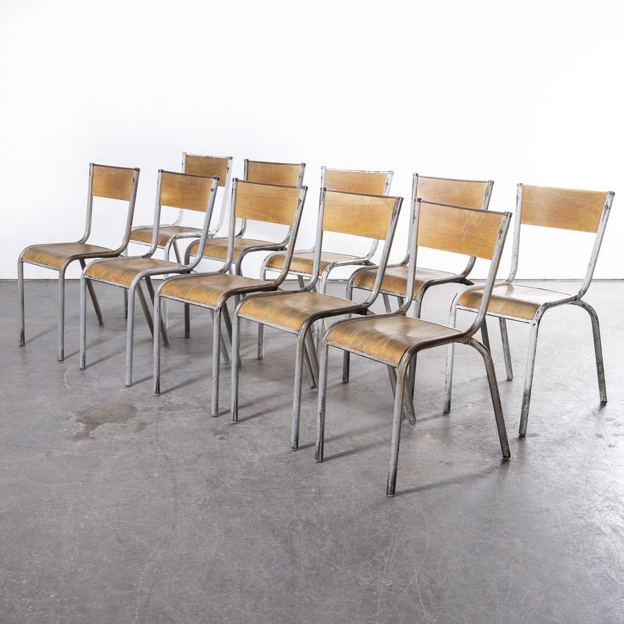 1950's French Mullca Hellgraue Stapel-Esszimmerstühle - Satz von zehn
1950's French Mullca Light Grey Stacking Dining Chairs - Set Of Ten. Einer unserer Lieblingsstühle. 1947 gründeten Robert Muller und Gaston Cavaillon das Unternehmen, das den wohl