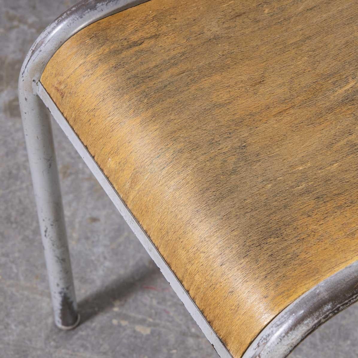 1950er Jahre Französisch Mullca Hellgraue stapelbare Esszimmerstühle - Satz von zehn Stühlen im Zustand „Gut“ im Angebot in Hook, Hampshire