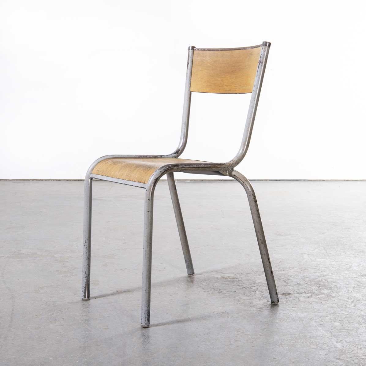 1950er Jahre Französisch Mullca Hellgraue stapelbare Esszimmerstühle - Satz von zehn Stühlen (Mitte des 20. Jahrhunderts) im Angebot