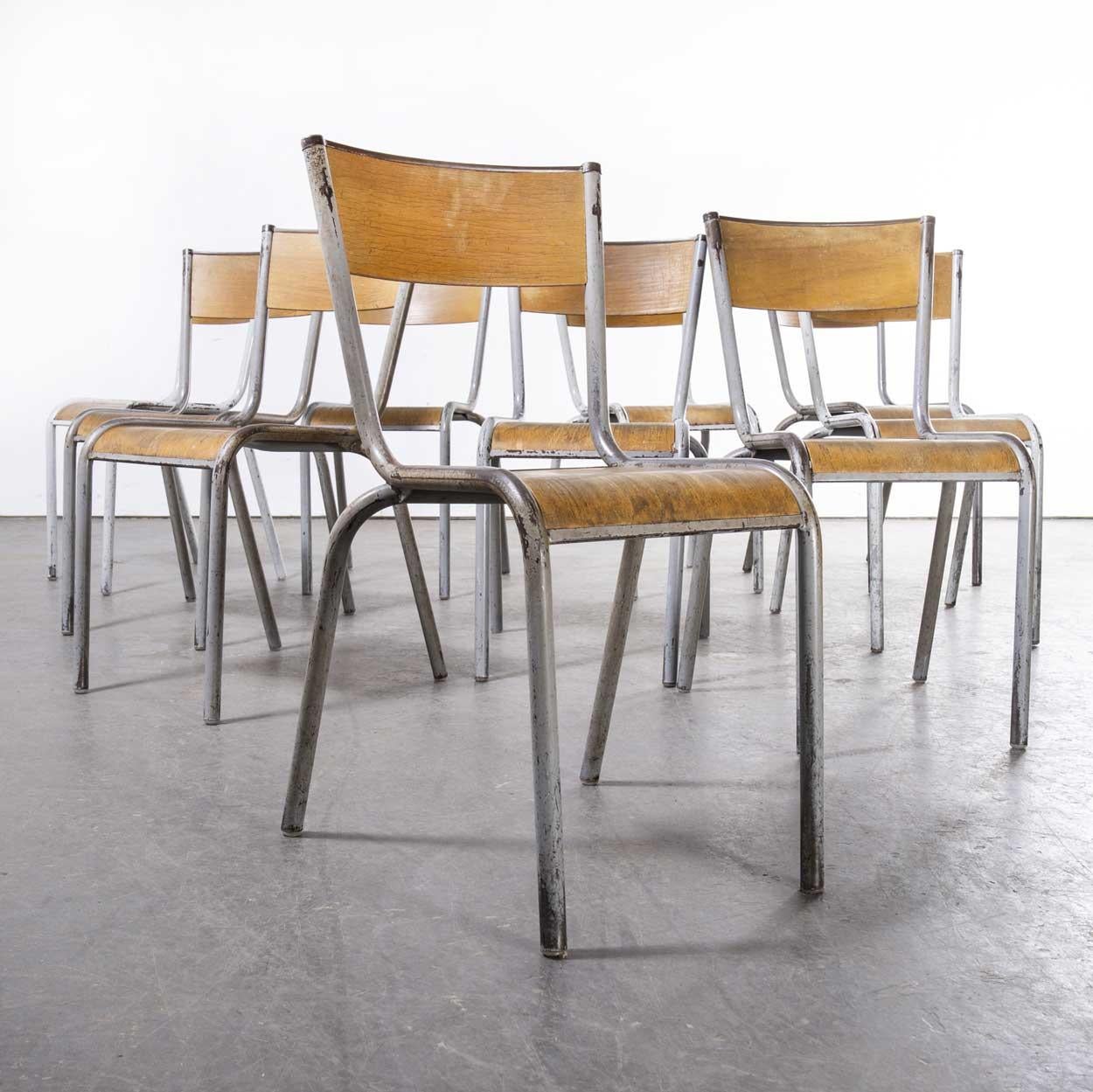 1950er Jahre Französisch Mullca Hellgraue stapelbare Esszimmerstühle - Satz von zehn Stühlen im Angebot 4