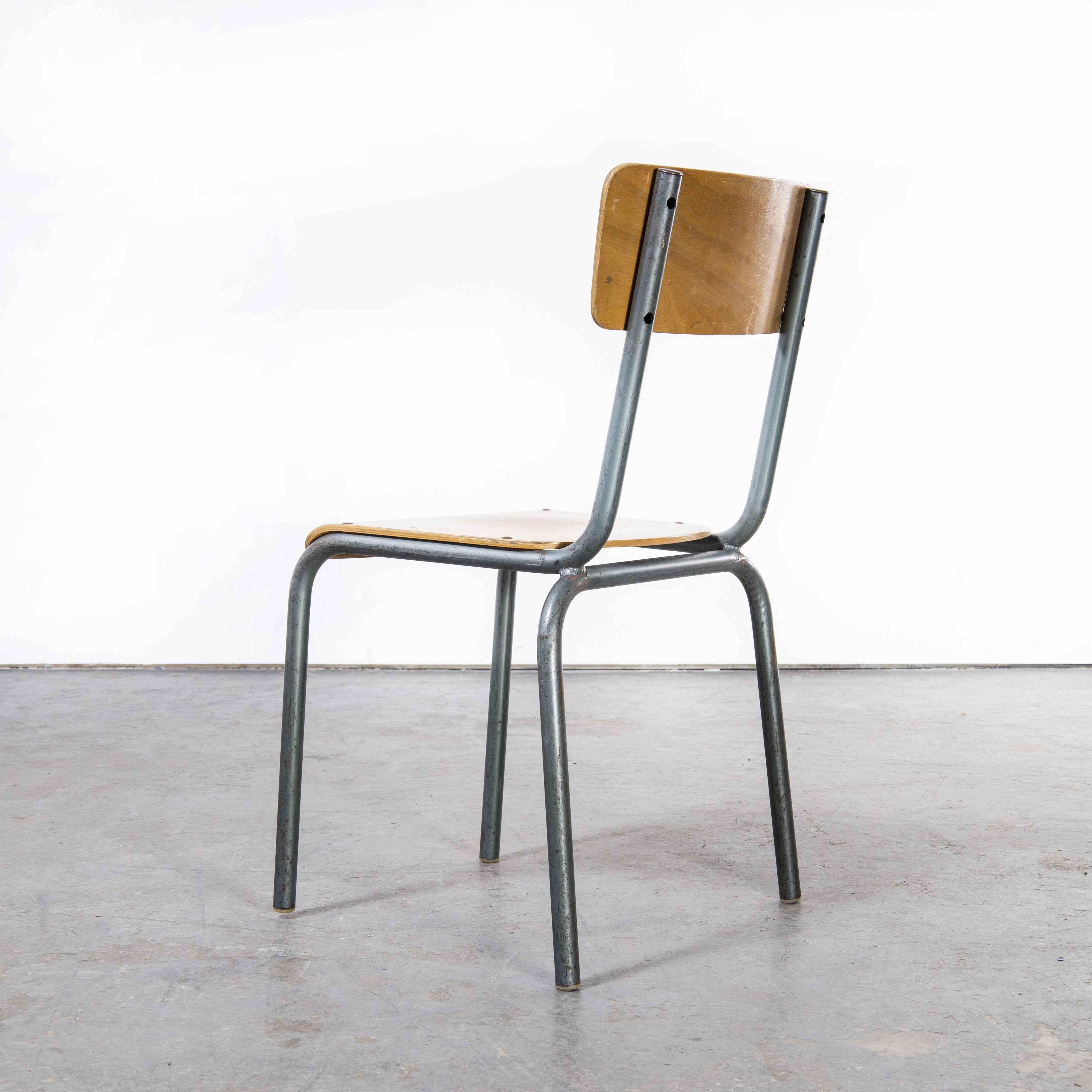 Mullca empilable français des années 1950  Chaise de salle à manger, modèle Aqua 511, plusieurs quantités Bon état à Hook, Hampshire