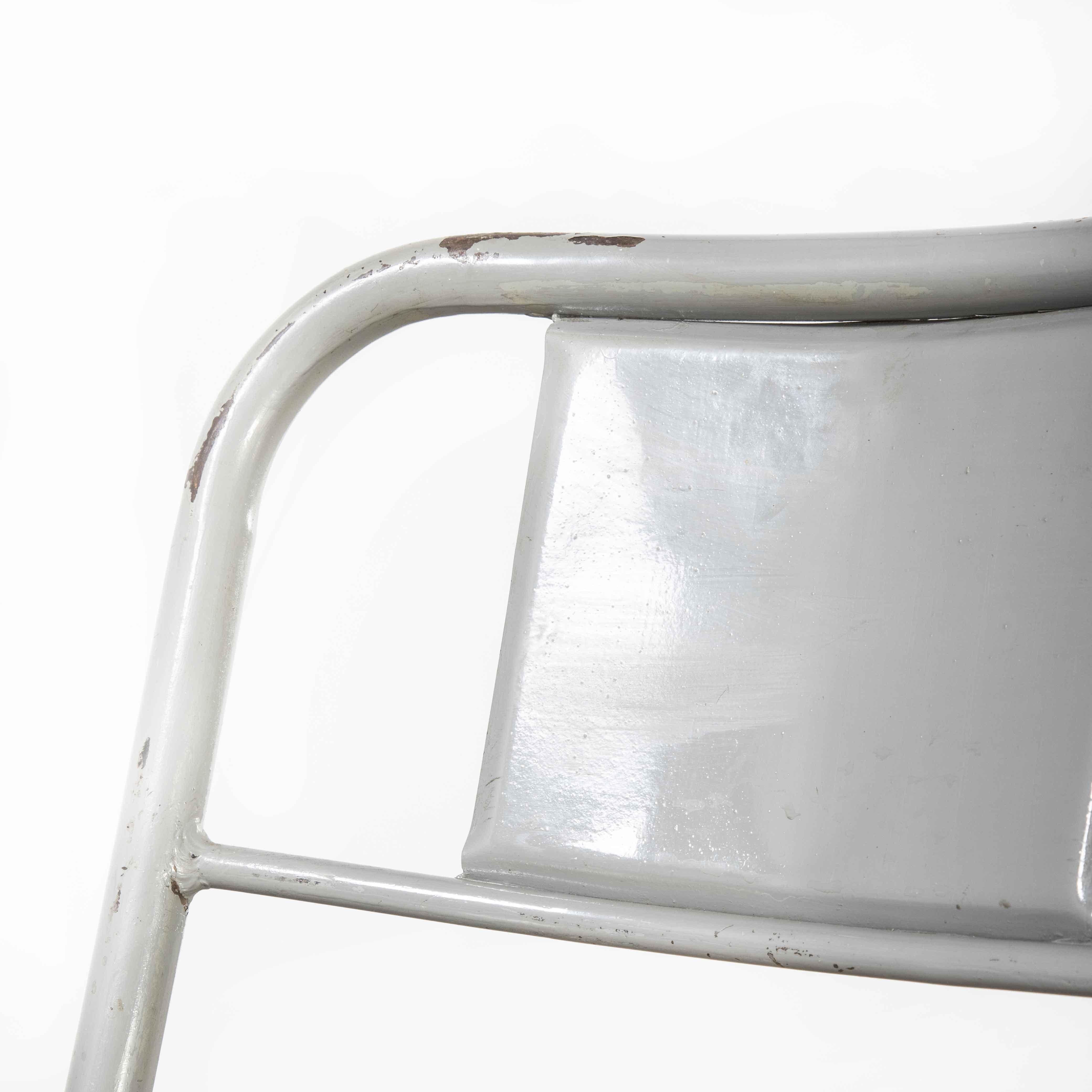 1950er Jahre Französische Mullca Stapel-Esszimmerstühle Grau mit Holzsitz, Satz von acht Stühlen (Metall) im Angebot