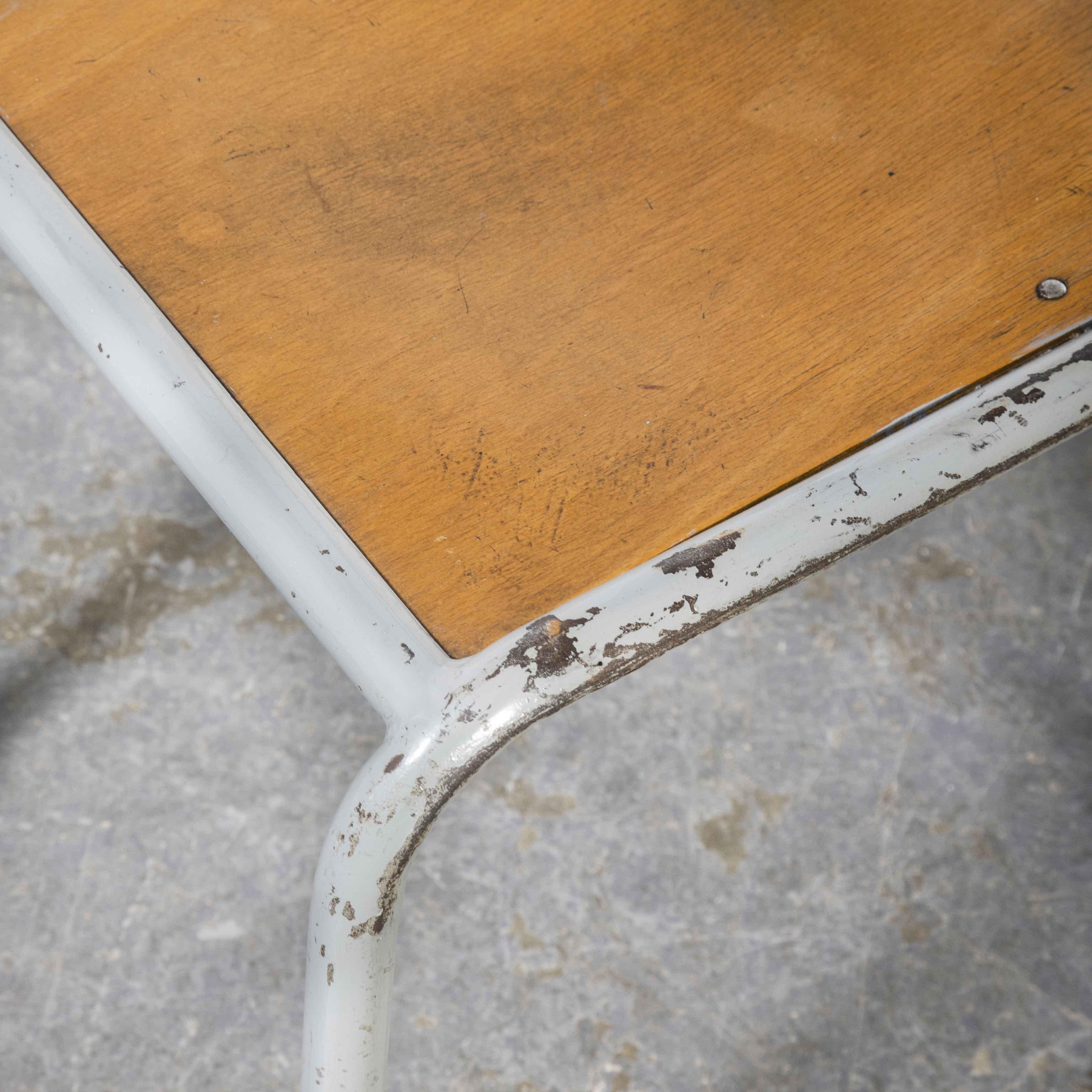 Sedie da pranzo impilabili francesi Mullca degli anni '50, grigio con sedile in Wood, varie quantità In condizioni buone in vendita a Hook, Hampshire