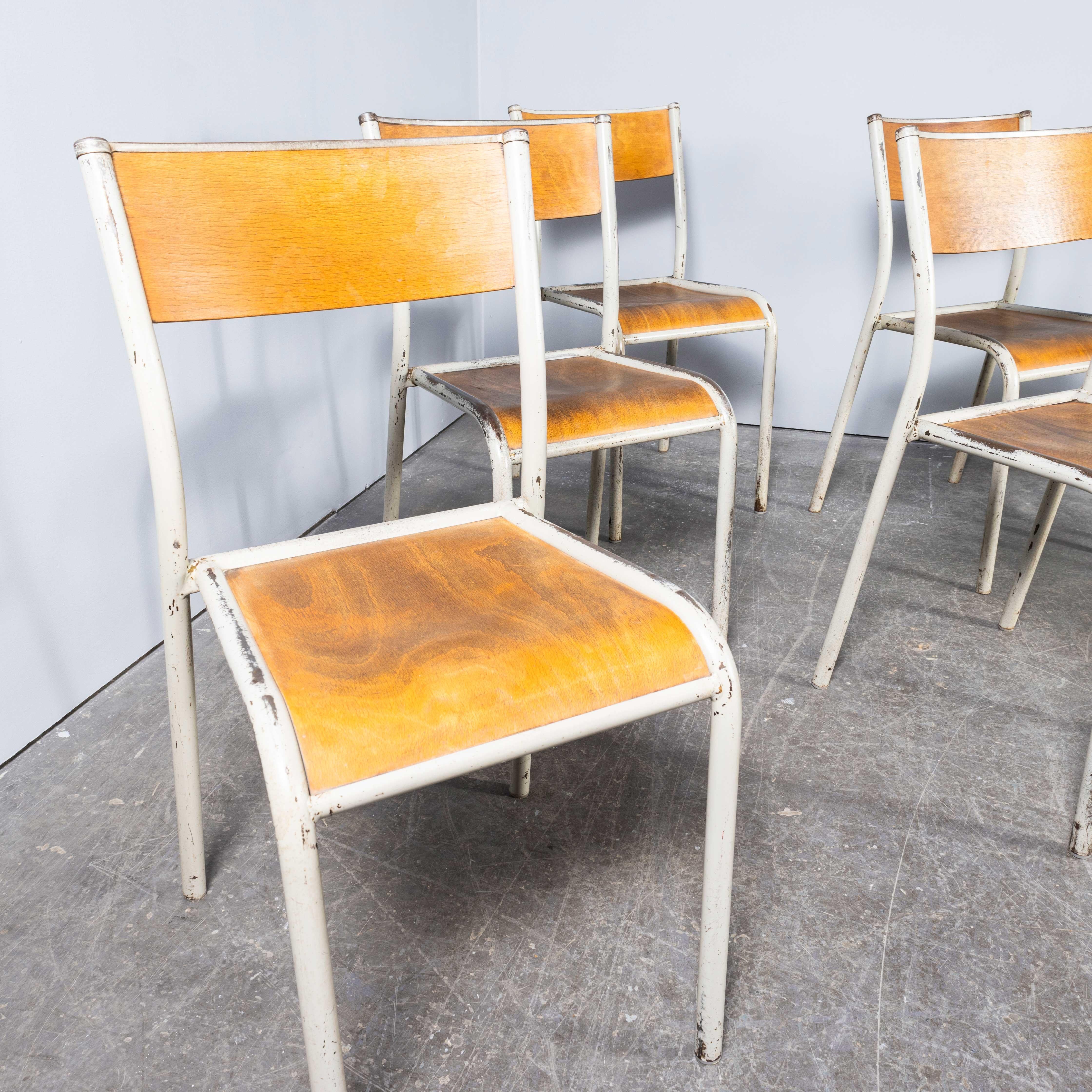 Sedie da pranzo impilabili francesi Mullca degli anni '50 - Grigio chiaro 510 - Grandi quantità disponibili
Sedie da pranzo impilabili francesi Mullca degli anni '50 - Grigio chiaro 510 - Grandi quantità disponibili. Una delle nostre sedie