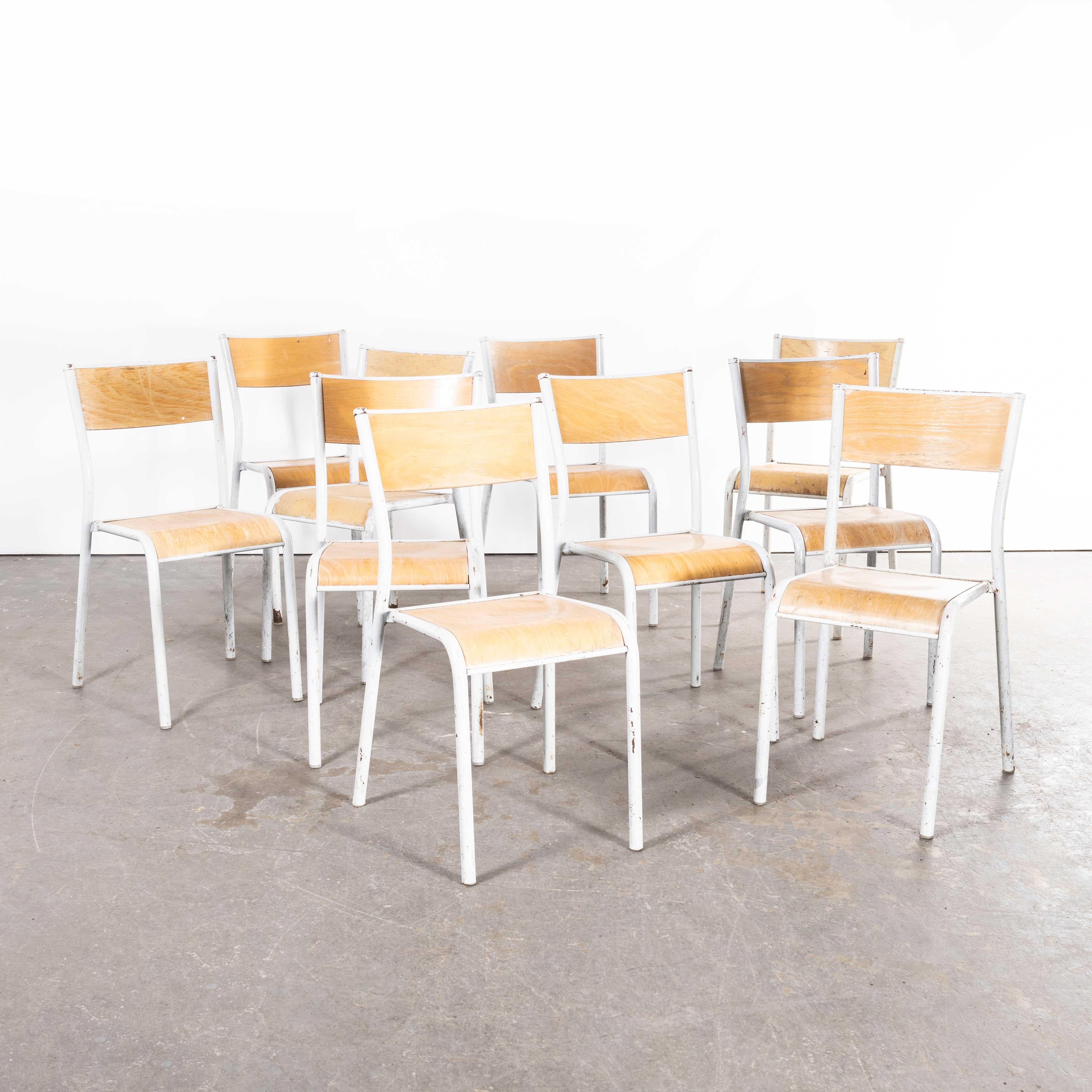 1950's French Mullca Stacking School Dining Chairs, Modell 510 - Weiß - Zehnersatz
1950's French Mullca Stacking School Dining Chairs, Modell 510 - Weiß - Satz von zehn. Einer unserer Lieblingsstühle. 1947 gründeten Robert Muller und Gaston