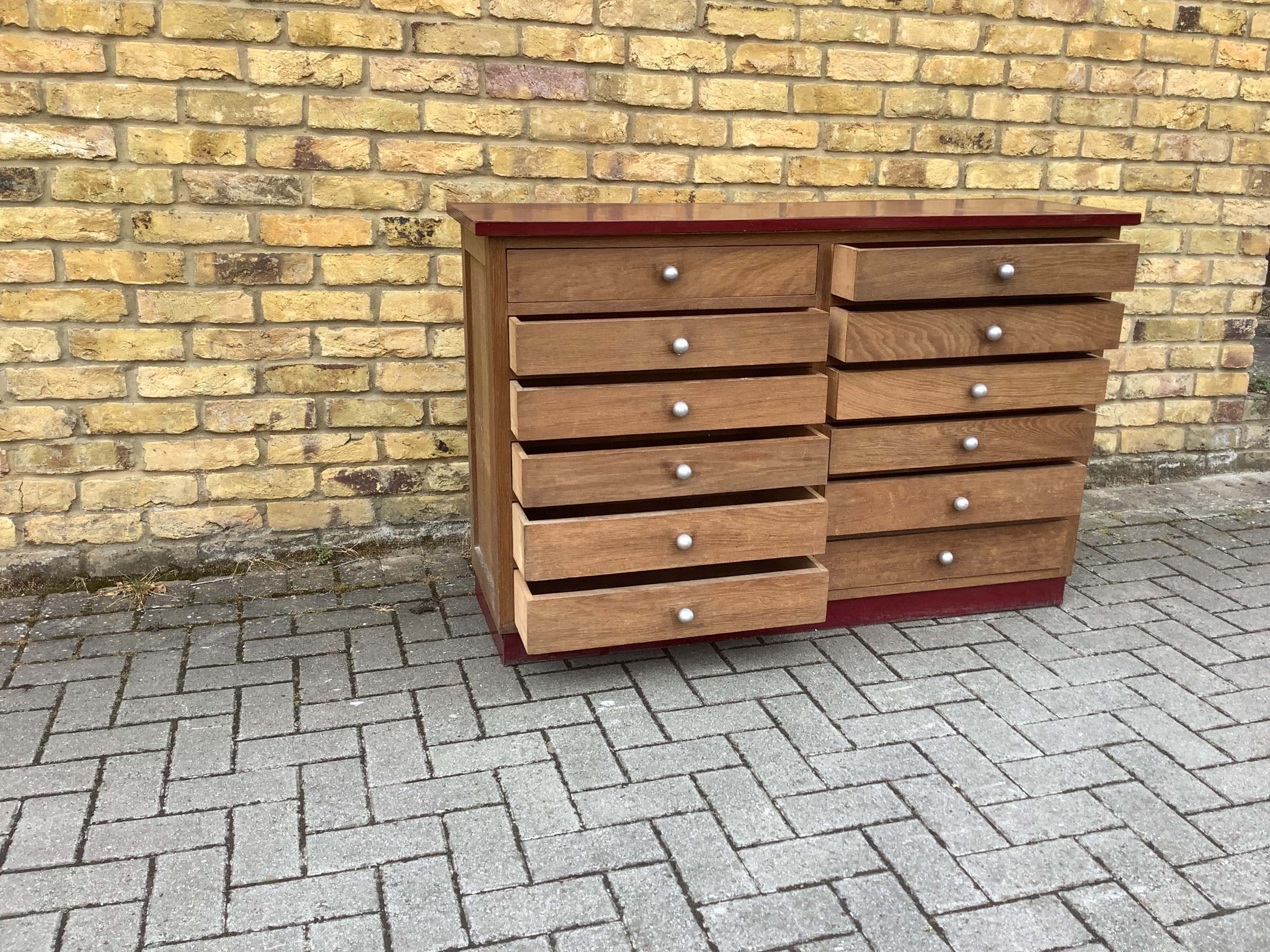 Französischer Schubladenschrank aus den 1950er Jahren (Eichenholz) im Angebot