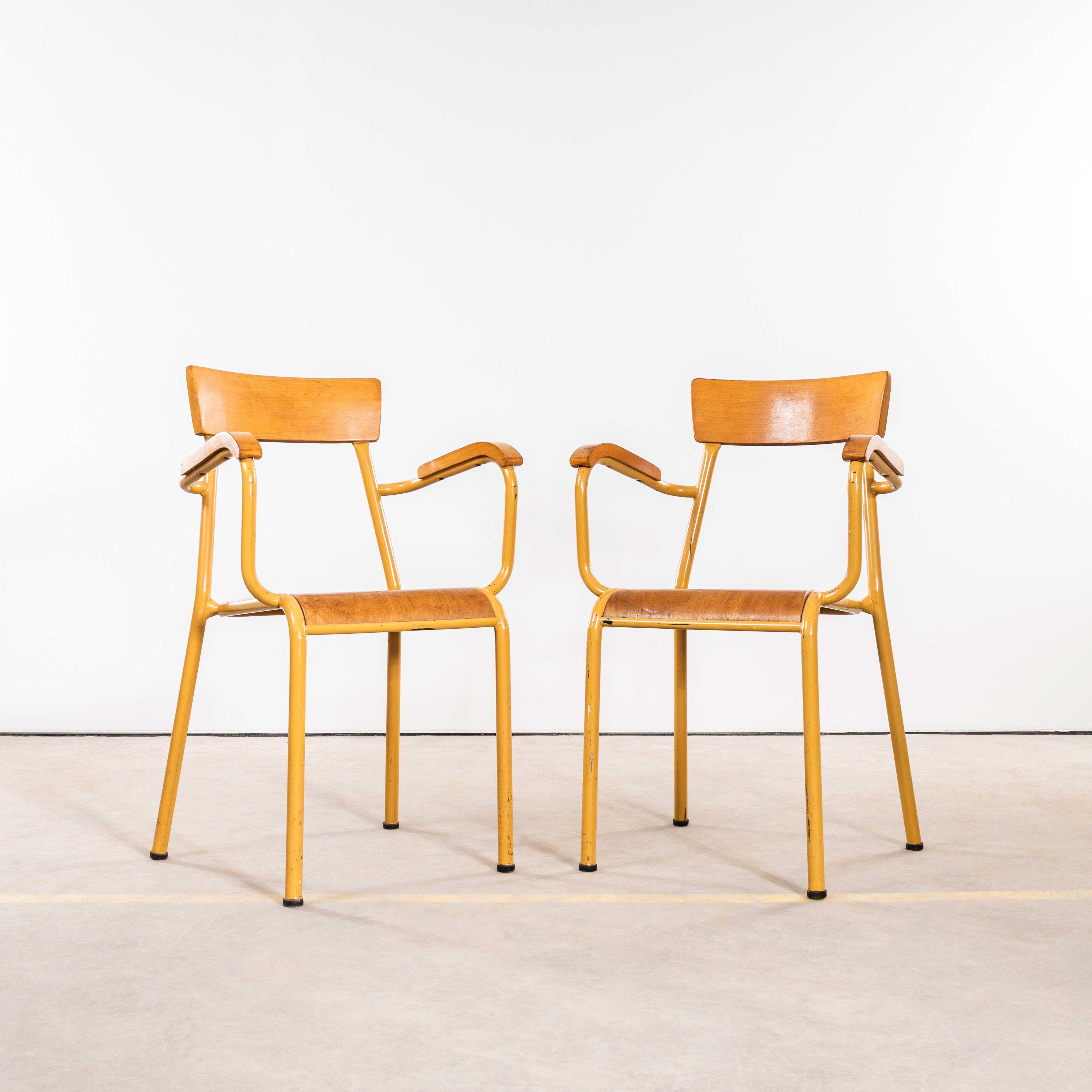 Sillones franceses Stella Mostaza de los años 50 - Pareja. 
Stella es un fabricante francés de sillas menos conocido, fundado originalmente en 1912 como la empresa Auriol, que fabricaba carretillas. En 1922, Léon Ruisseau utilizó sus conocimientos