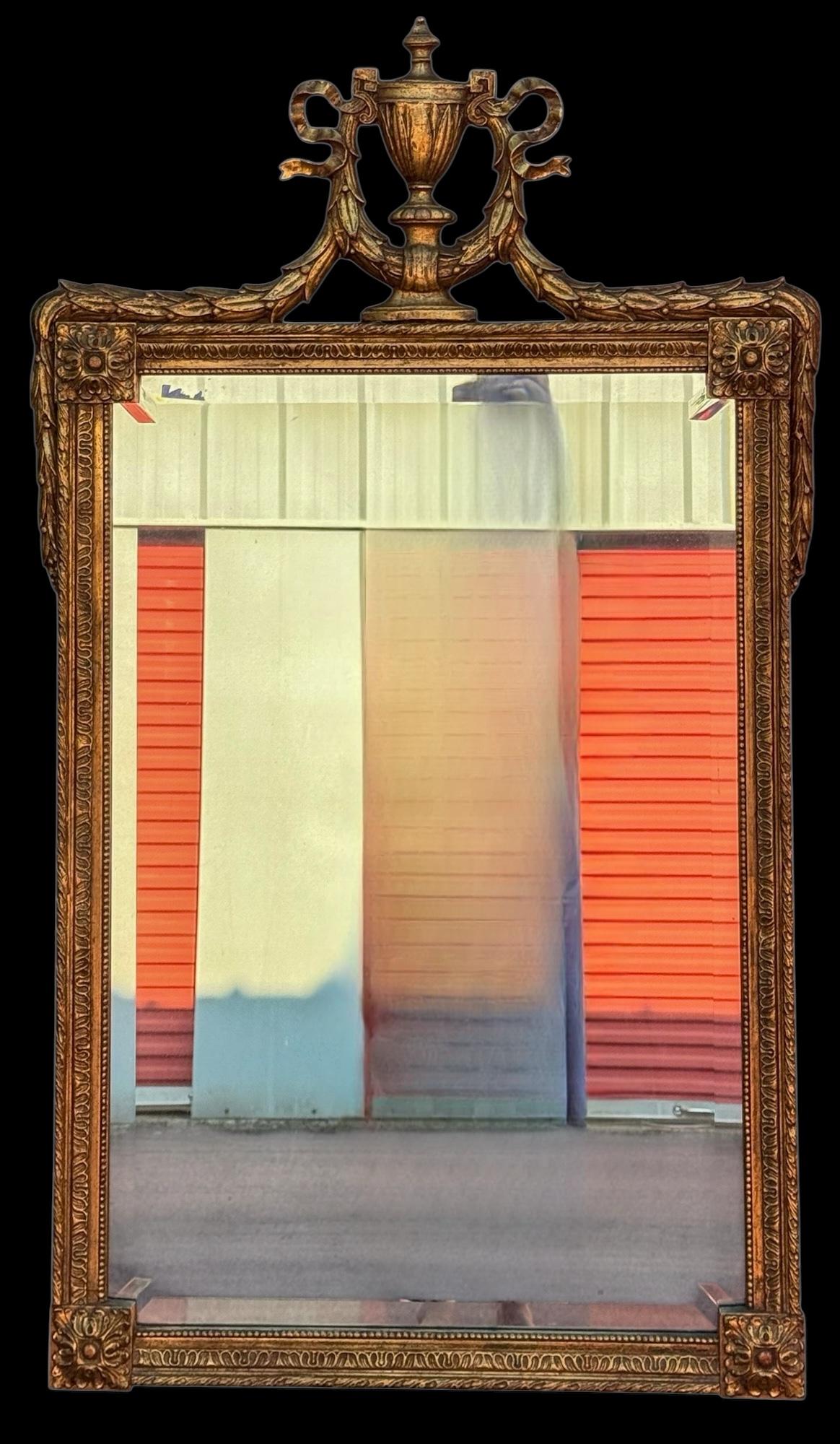 Specchio da parete in legno dorato intagliato in stile neoclassico francese Luigi XVI degli anni '50 in vendita 5