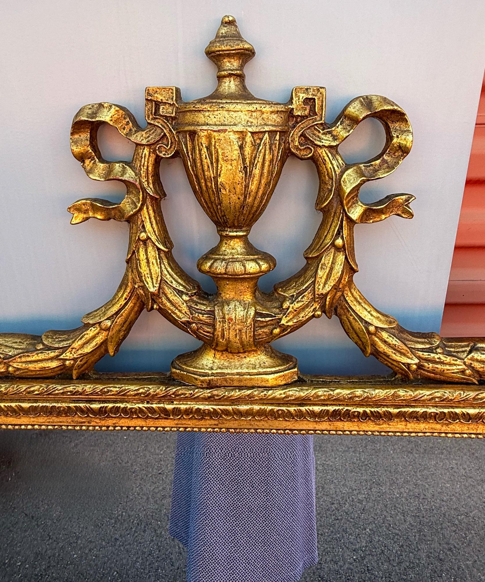 Francese Specchio da parete in legno dorato intagliato in stile neoclassico francese Luigi XVI degli anni '50 in vendita