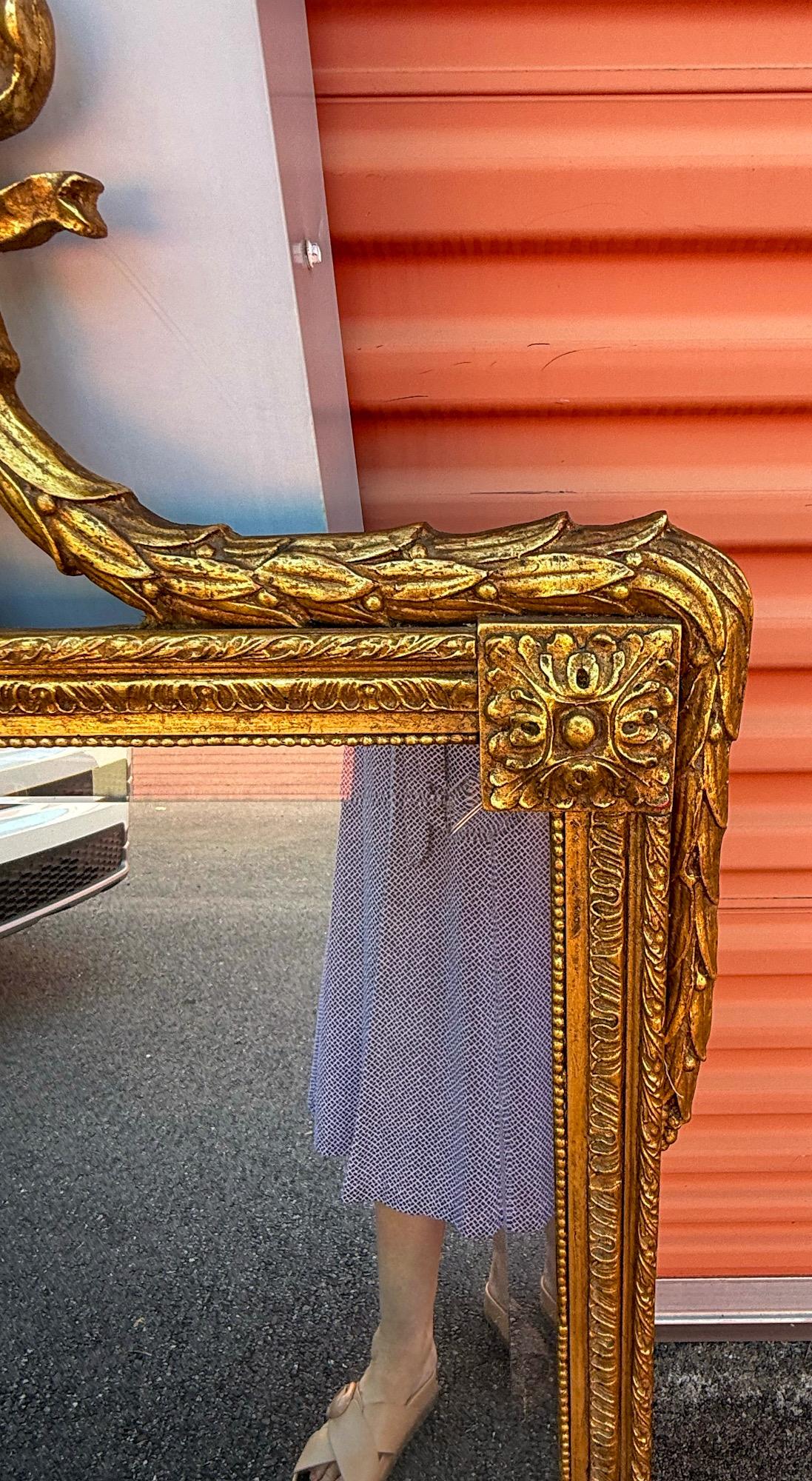 Specchio da parete in legno dorato intagliato in stile neoclassico francese Luigi XVI degli anni '50 In condizioni buone in vendita a Kennesaw, GA