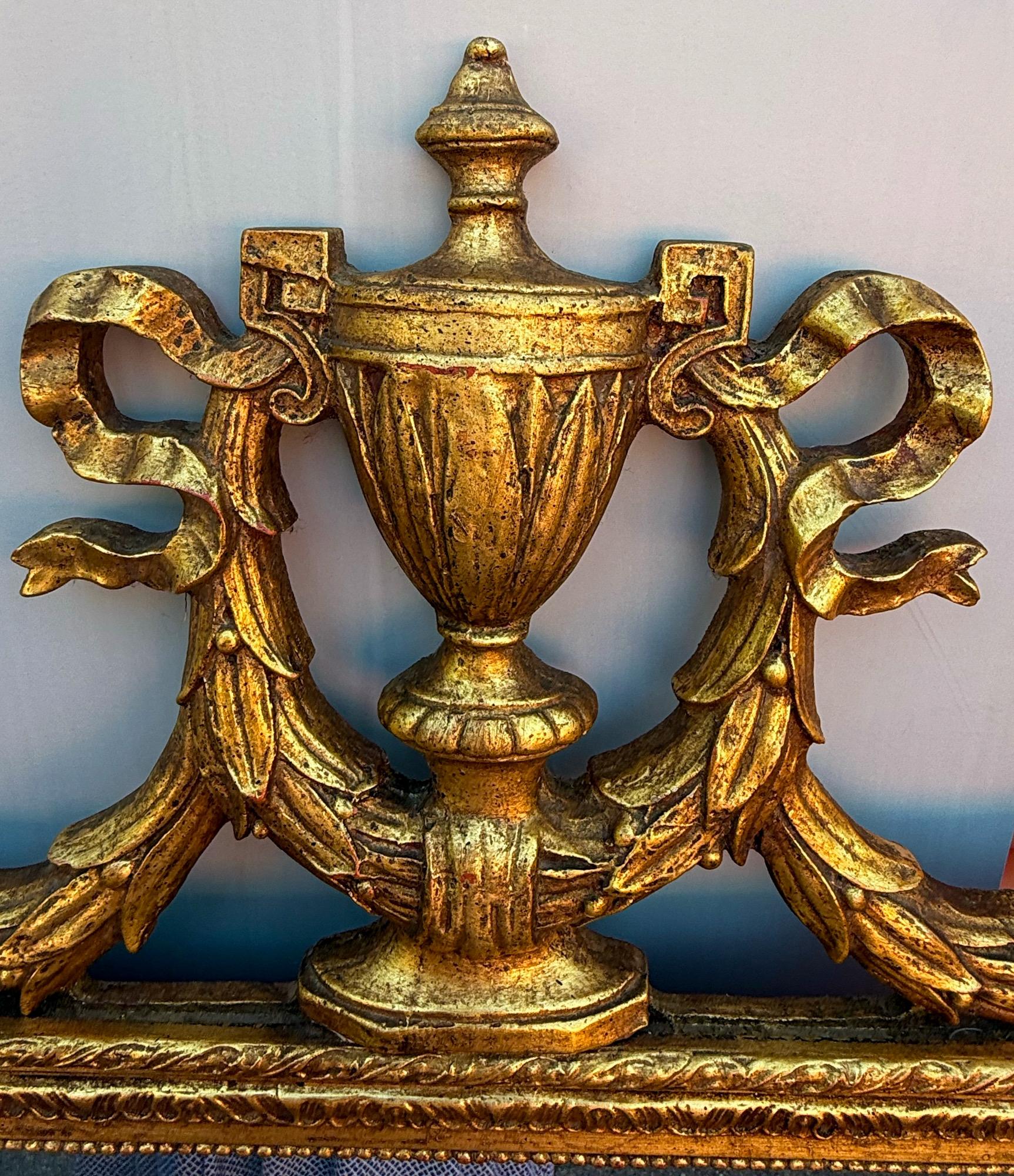 XX secolo Specchio da parete in legno dorato intagliato in stile neoclassico francese Luigi XVI degli anni '50 in vendita