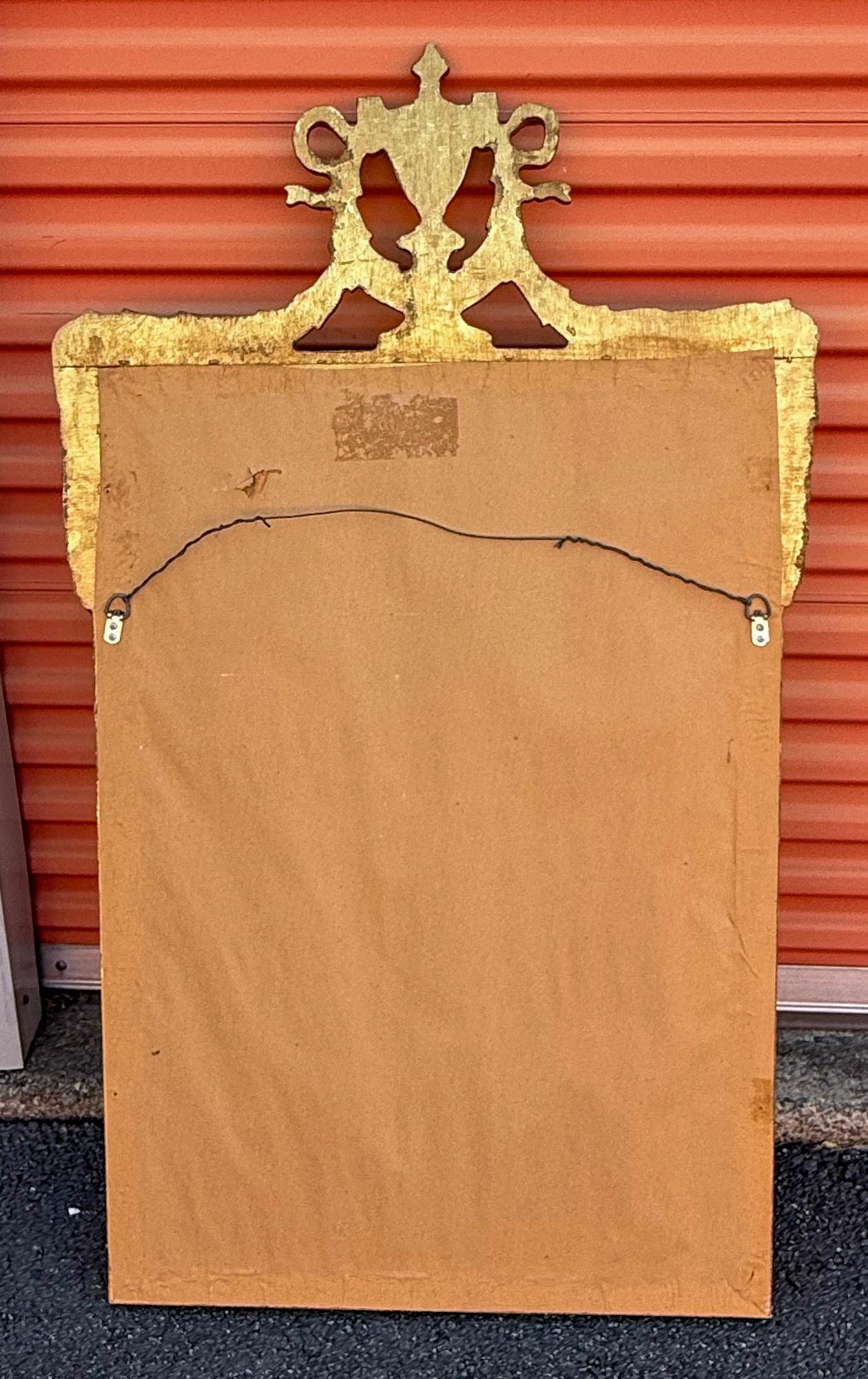 Specchio da parete in legno dorato intagliato in stile neoclassico francese Luigi XVI degli anni '50 in vendita 1