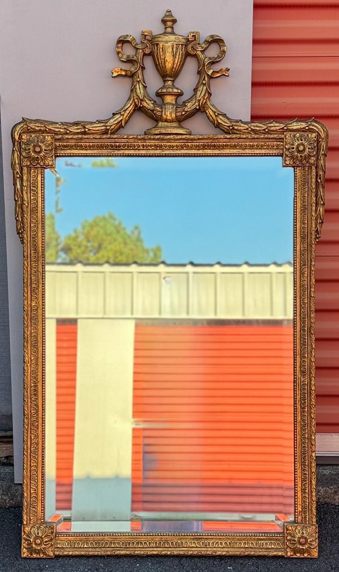 Specchio da parete in legno dorato intagliato in stile neoclassico francese Luigi XVI degli anni '50 in vendita 2