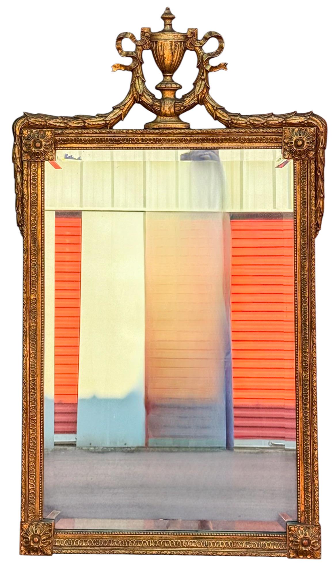 Specchio da parete in legno dorato intagliato in stile neoclassico francese Luigi XVI degli anni '50 in vendita 4