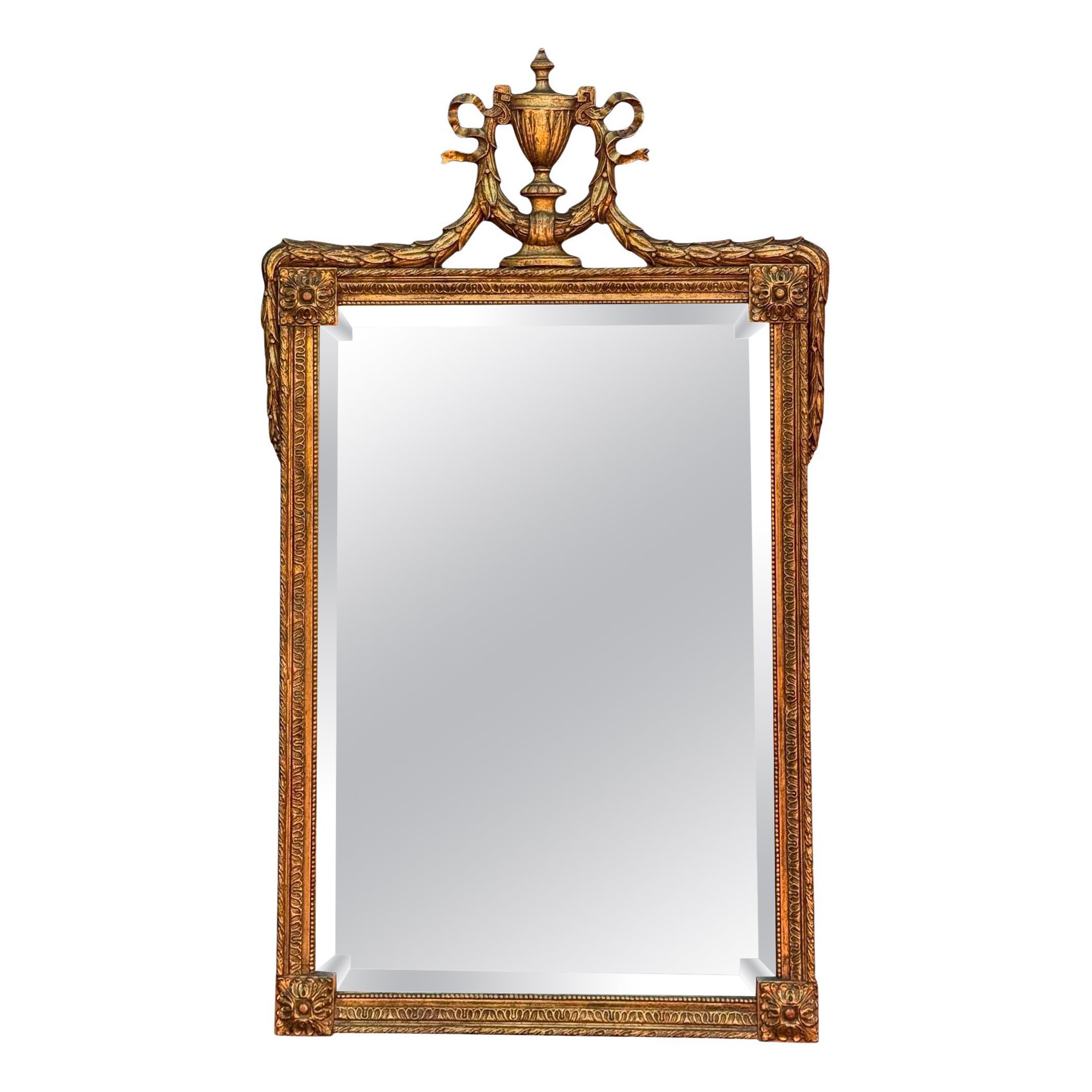 Specchio da parete in legno dorato intagliato in stile neoclassico francese Luigi XVI degli anni '50 in vendita