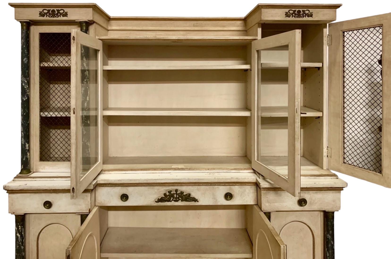 


Il s'agit d'un meuble français peint à la main dans les années 1950, de style néoclassique. Je pense que ce que je préfère, outre les colonnes en faux marbre et les façades de portes en fil de fer, c'est sa taille. D'une hauteur de 71