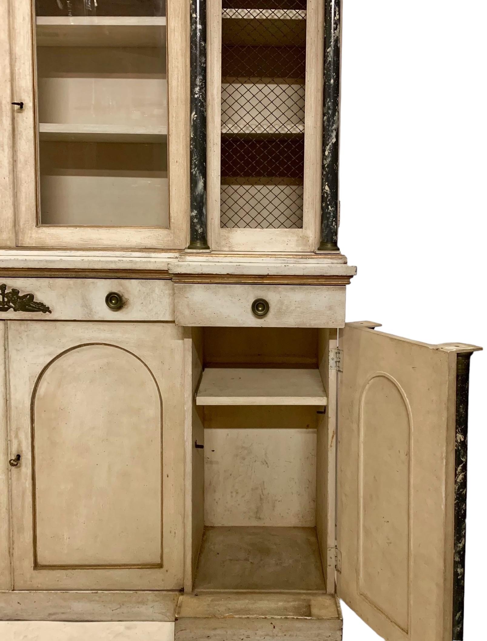 Néoclassique Armoire / Huche / Buffet peint à la main de style néo-classique français des années 1950 en vente