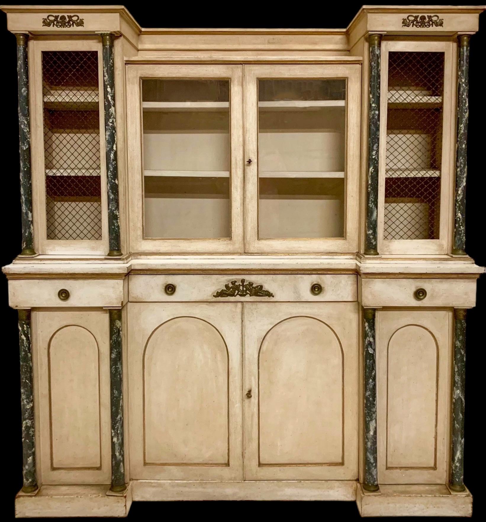 Français Armoire / Huche / Buffet peint à la main de style néo-classique français des années 1950 en vente