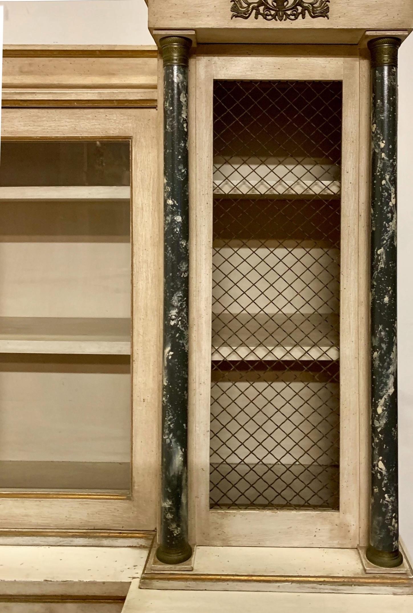 Armoire / Huche / Buffet peint à la main de style néo-classique français des années 1950 Bon état - En vente à Kennesaw, GA
