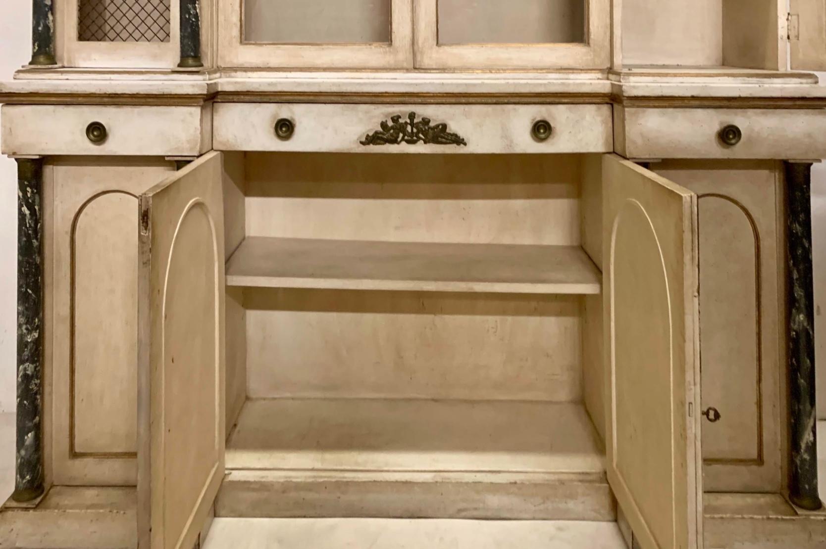 Milieu du XXe siècle Armoire / Huche / Buffet peint à la main de style néo-classique français des années 1950 en vente