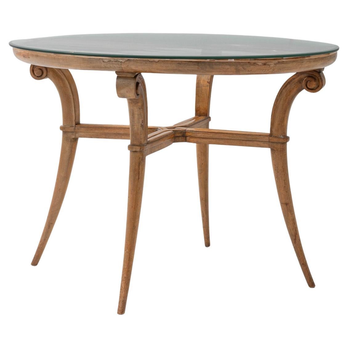 Tavolo neoclassico francese del 1950 con piano in vetro e gambe in legno curvate