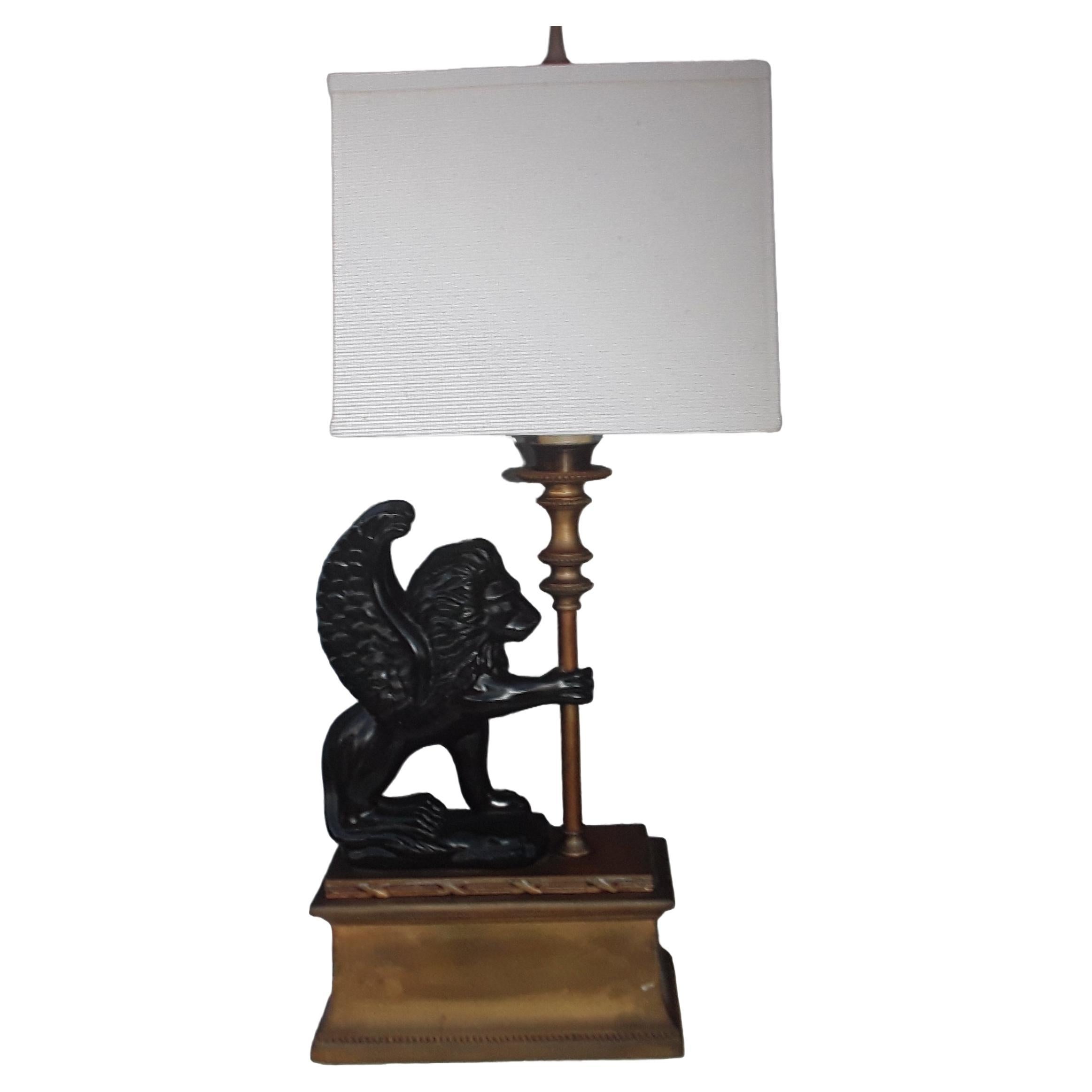 Französischer Neoklassizismus der 1950er Jahre "Geflügelter Löwe mit Lampe".  Tischlampe