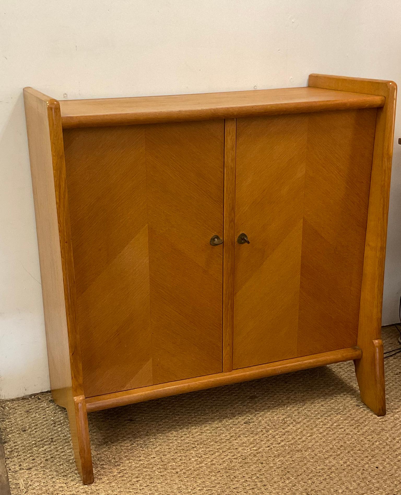 The 1950s French Oak Cabinet im Stil des Herstellers Gérard Guermonprez im Angebot 2
