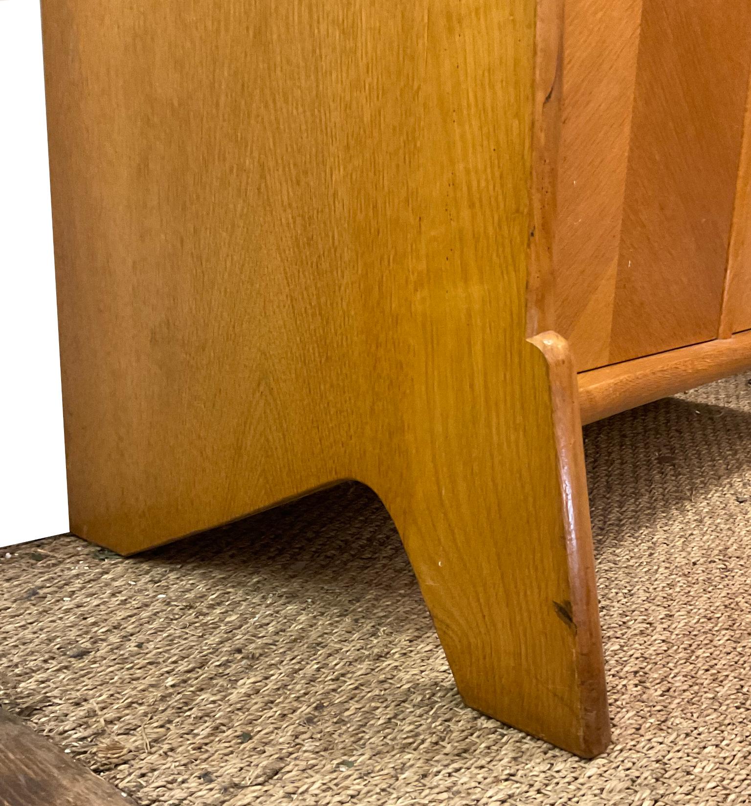 The 1950s French Oak Cabinet im Stil des Herstellers Gérard Guermonprez (Handgefertigt) im Angebot