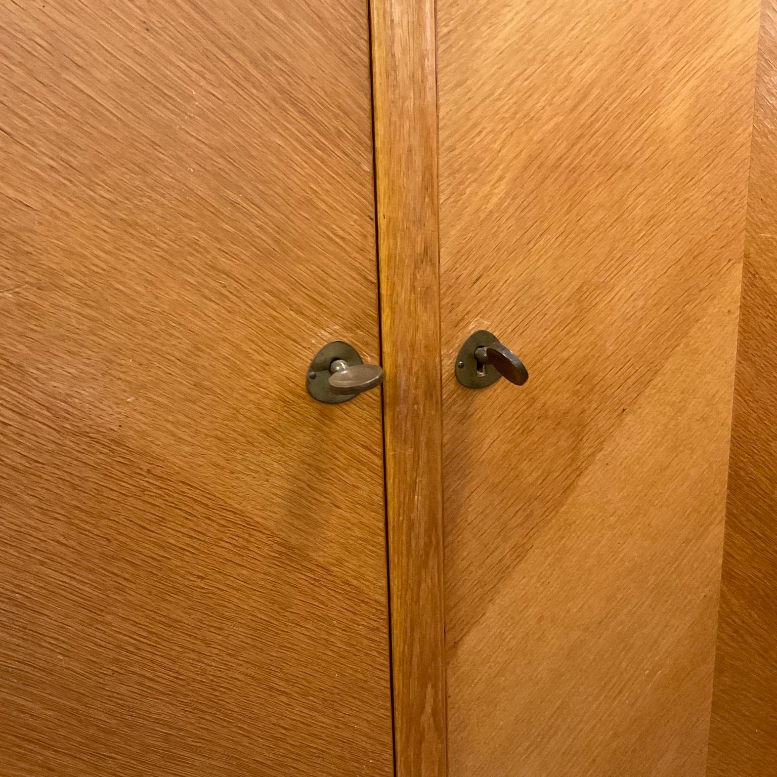 The 1950s French Oak Cabinet im Stil des Herstellers Gérard Guermonprez im Zustand „Gut“ im Angebot in London, GB