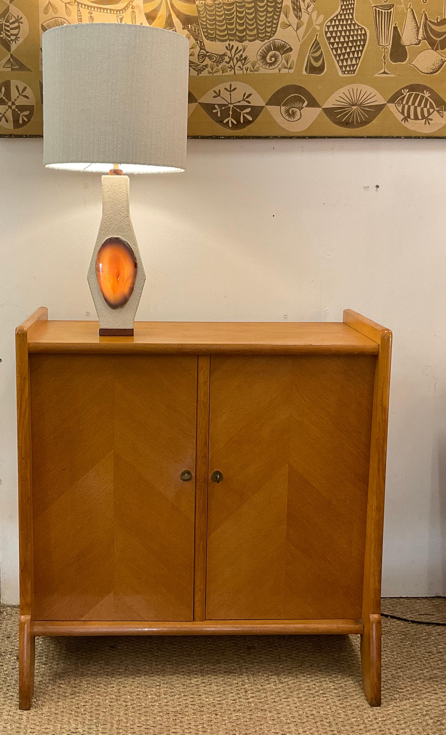The 1950s French Oak Cabinet im Stil des Herstellers Gérard Guermonprez (Mitte des 20. Jahrhunderts) im Angebot