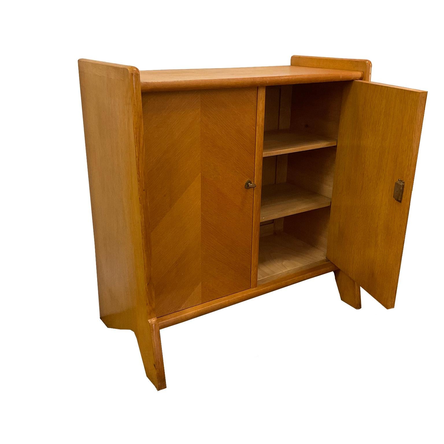 The 1950s French Oak Cabinet im Stil des Herstellers Gérard Guermonprez (Eichenholz) im Angebot