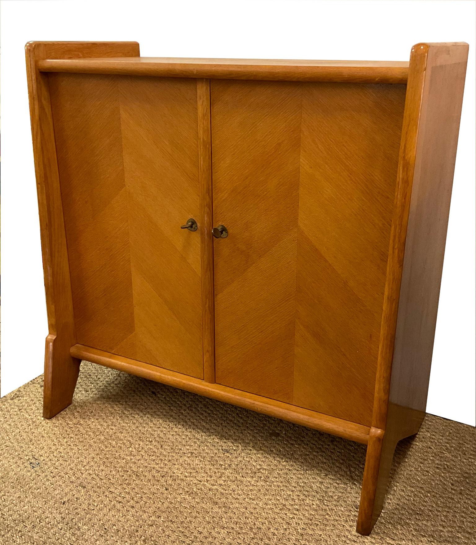 The 1950s French Oak Cabinet im Stil des Herstellers Gérard Guermonprez im Angebot 1