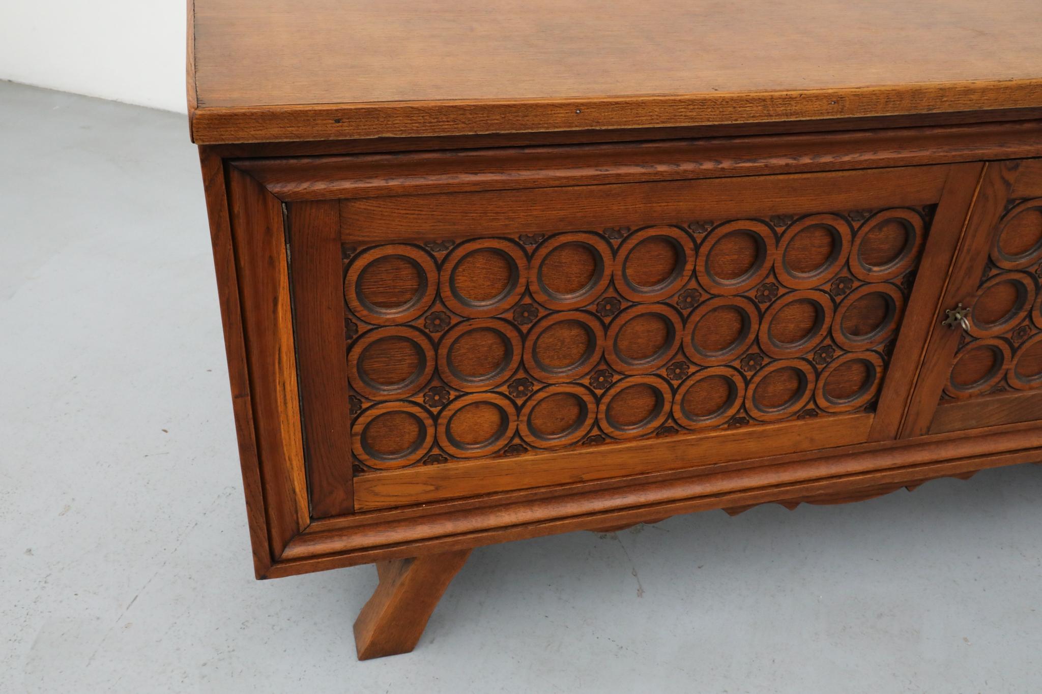Credenza in Oak francese degli anni '50, stile Charles Dudouyt, ante intagliate in vendita 2