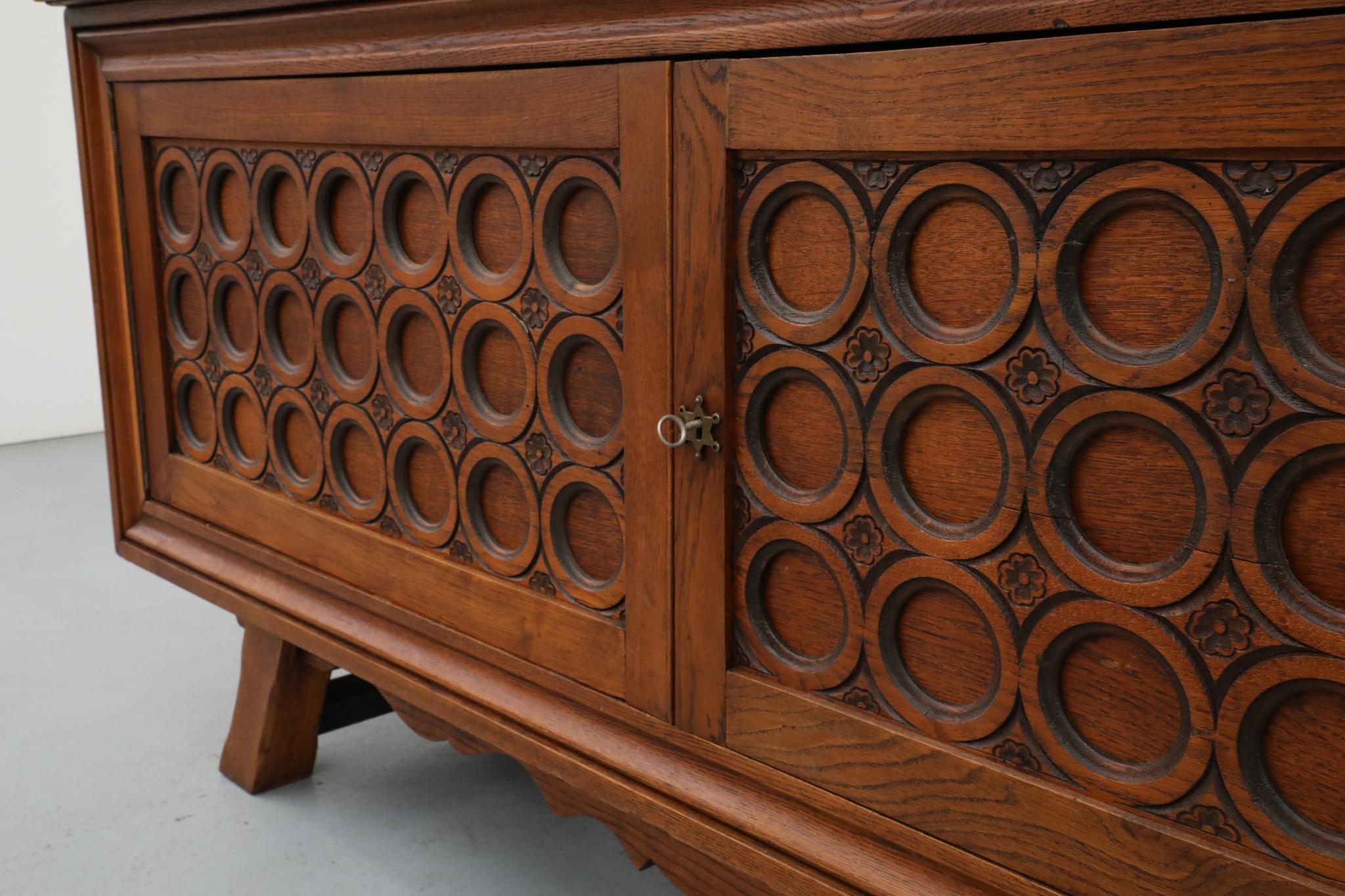Credenza in Oak francese degli anni '50, stile Charles Dudouyt, ante intagliate in vendita 3