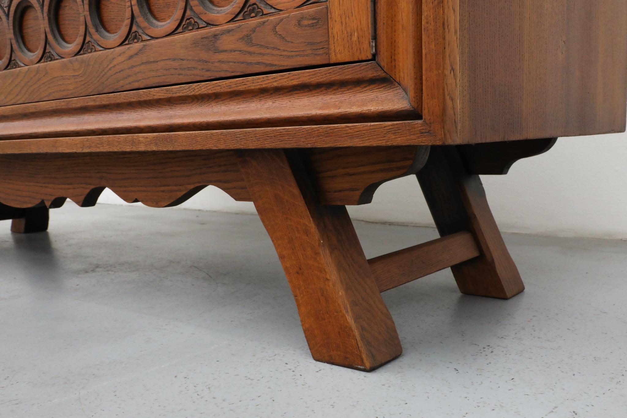 Credenza in Oak francese degli anni '50, stile Charles Dudouyt, ante intagliate in vendita 4