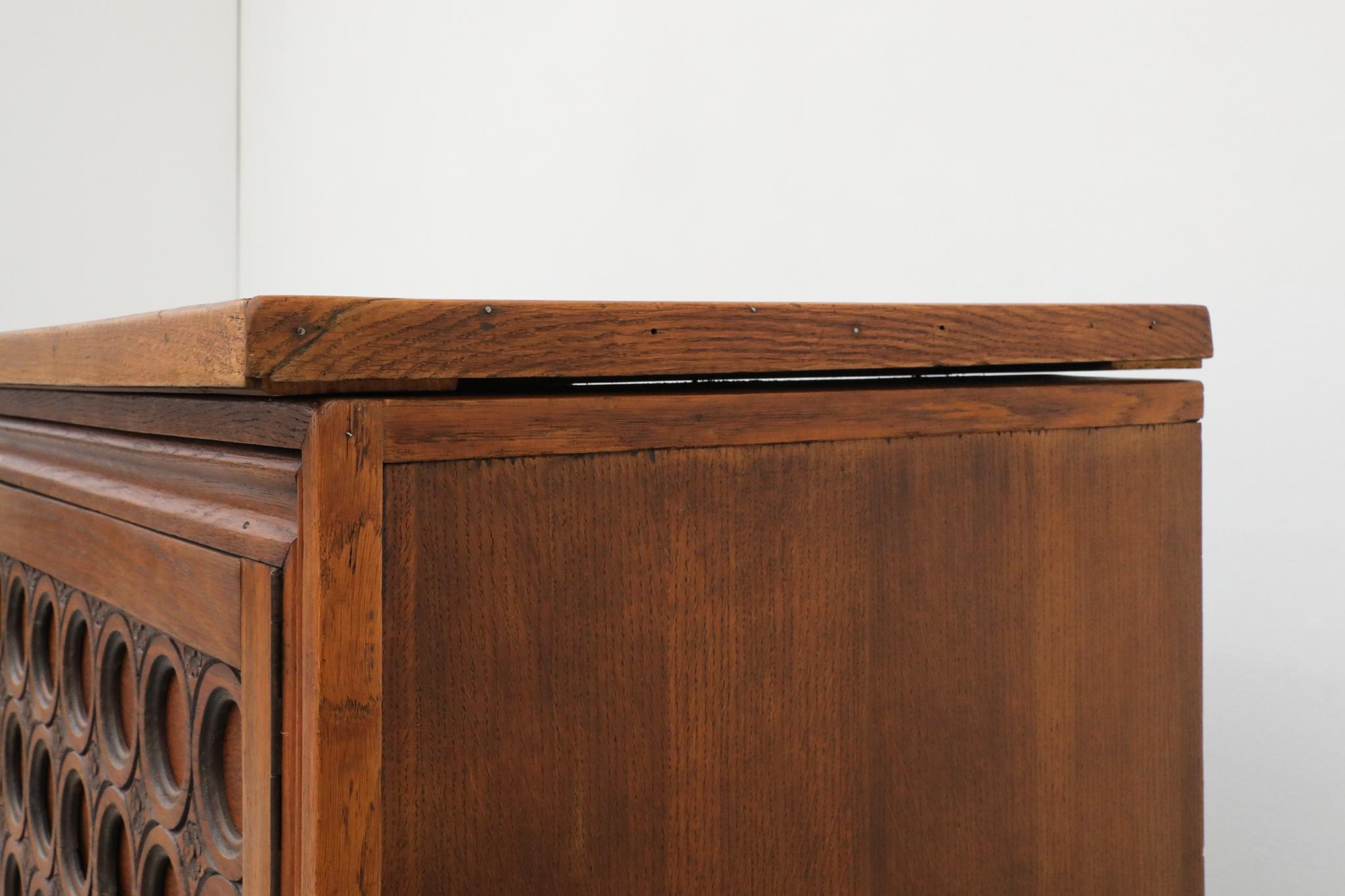 Credenza in Oak francese degli anni '50, stile Charles Dudouyt, ante intagliate in vendita 5