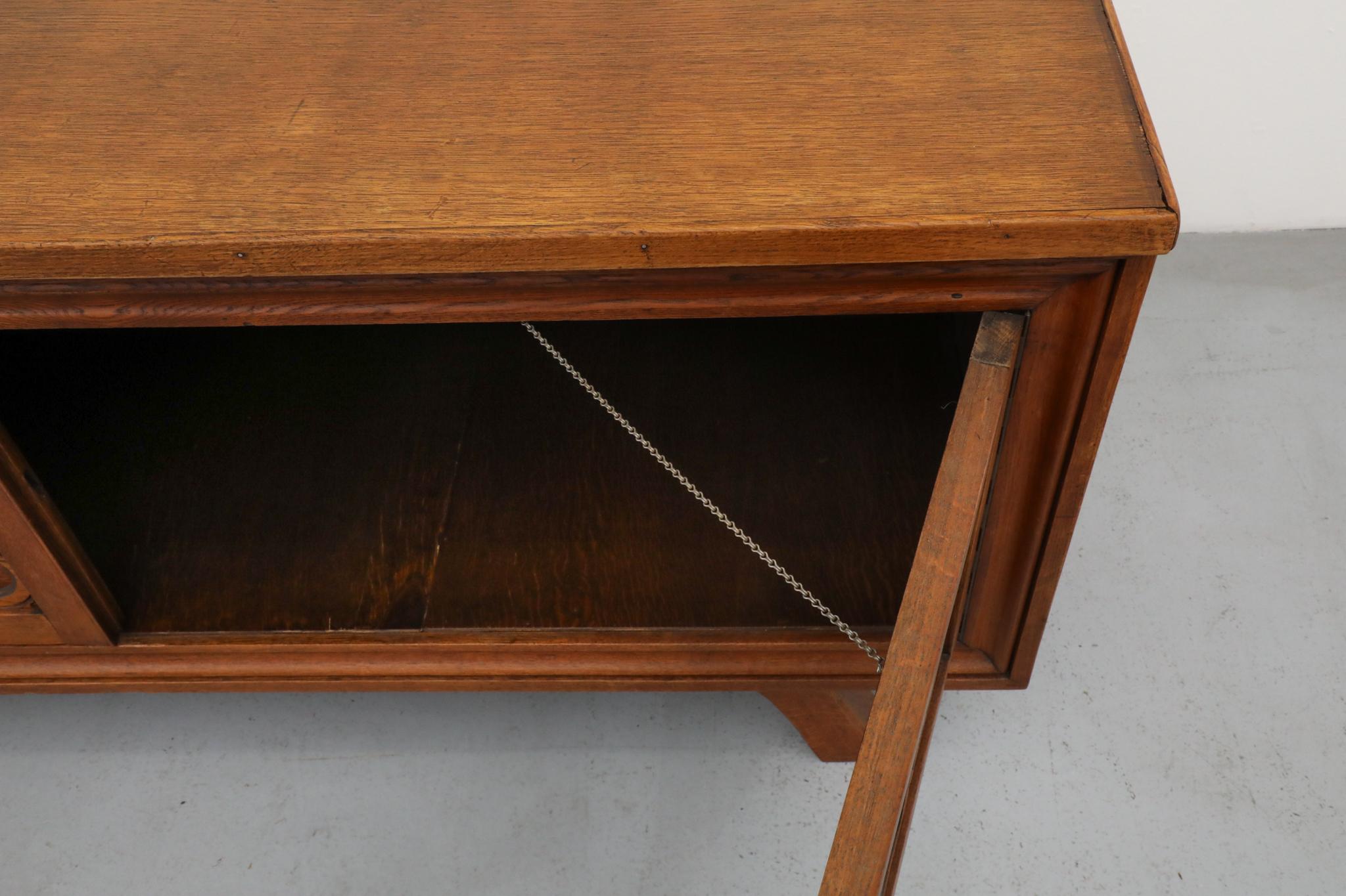 Credenza in Oak francese degli anni '50, stile Charles Dudouyt, ante intagliate in vendita 6