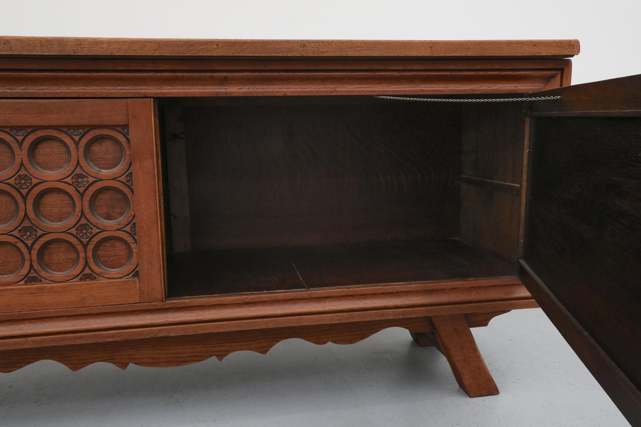 Credenza in Oak francese degli anni '50, stile Charles Dudouyt, ante intagliate in vendita 7