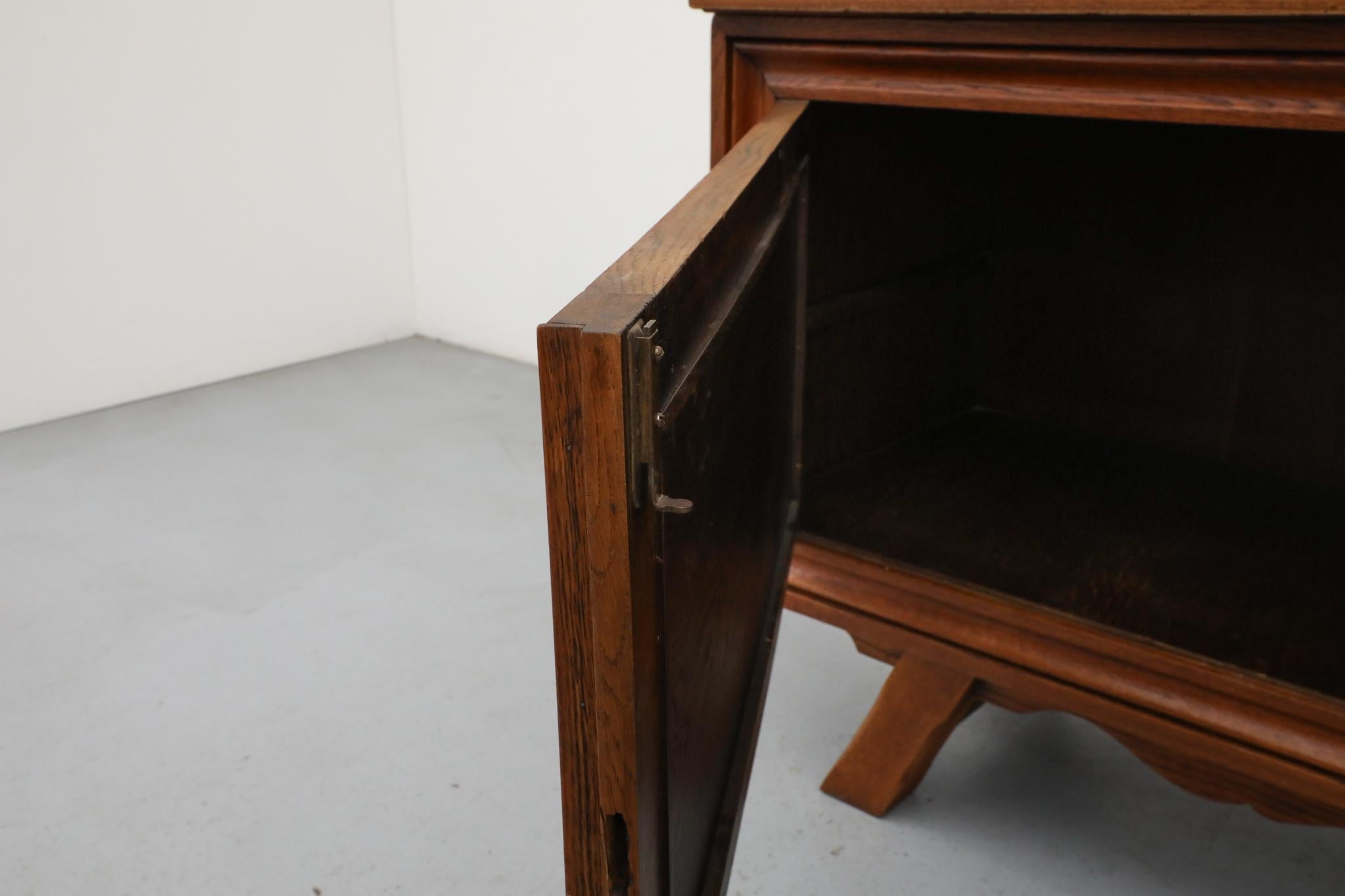 Credenza in Oak francese degli anni '50, stile Charles Dudouyt, ante intagliate in vendita 8