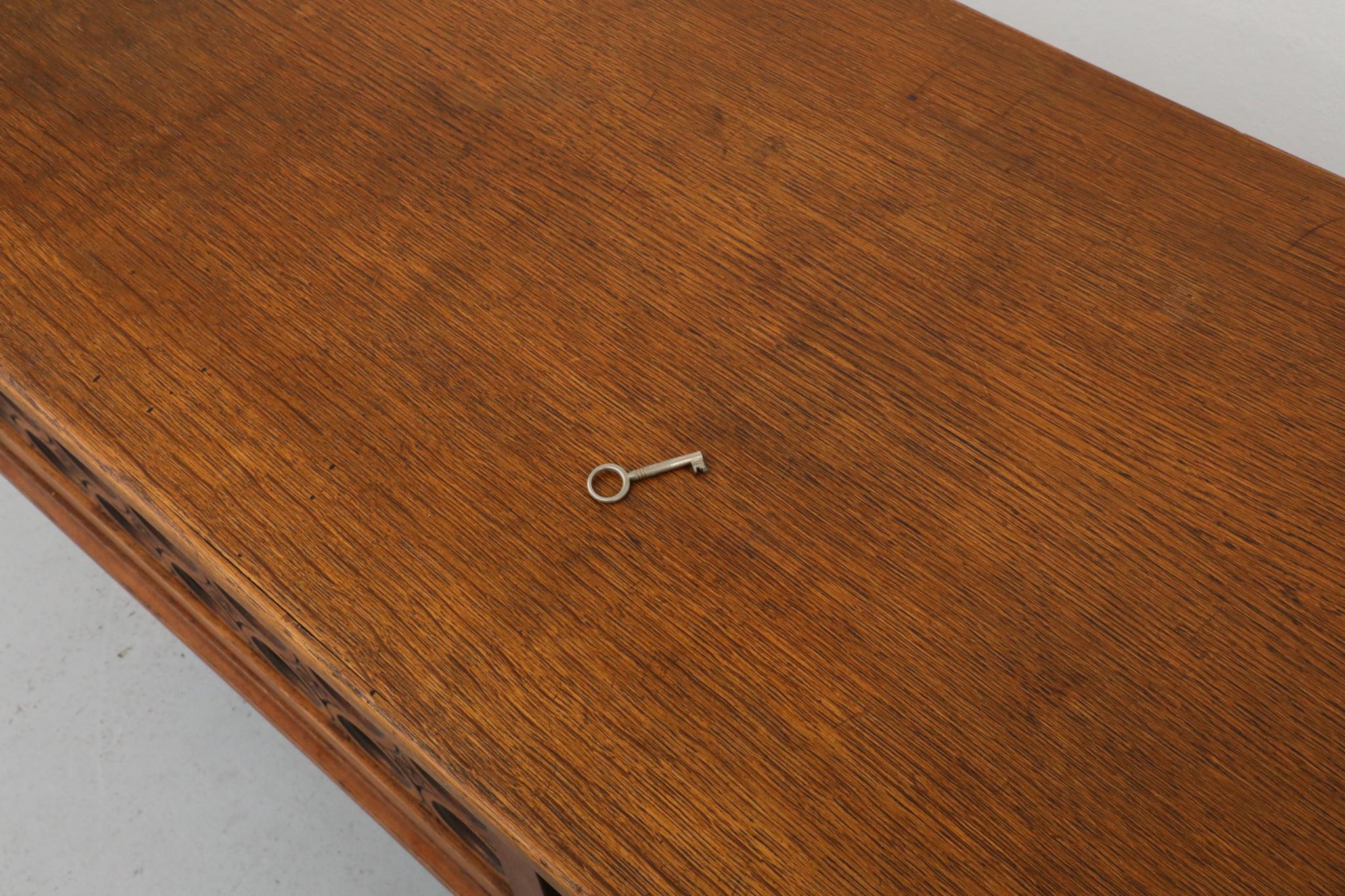 Credenza in Oak francese degli anni '50, stile Charles Dudouyt, ante intagliate in vendita 10