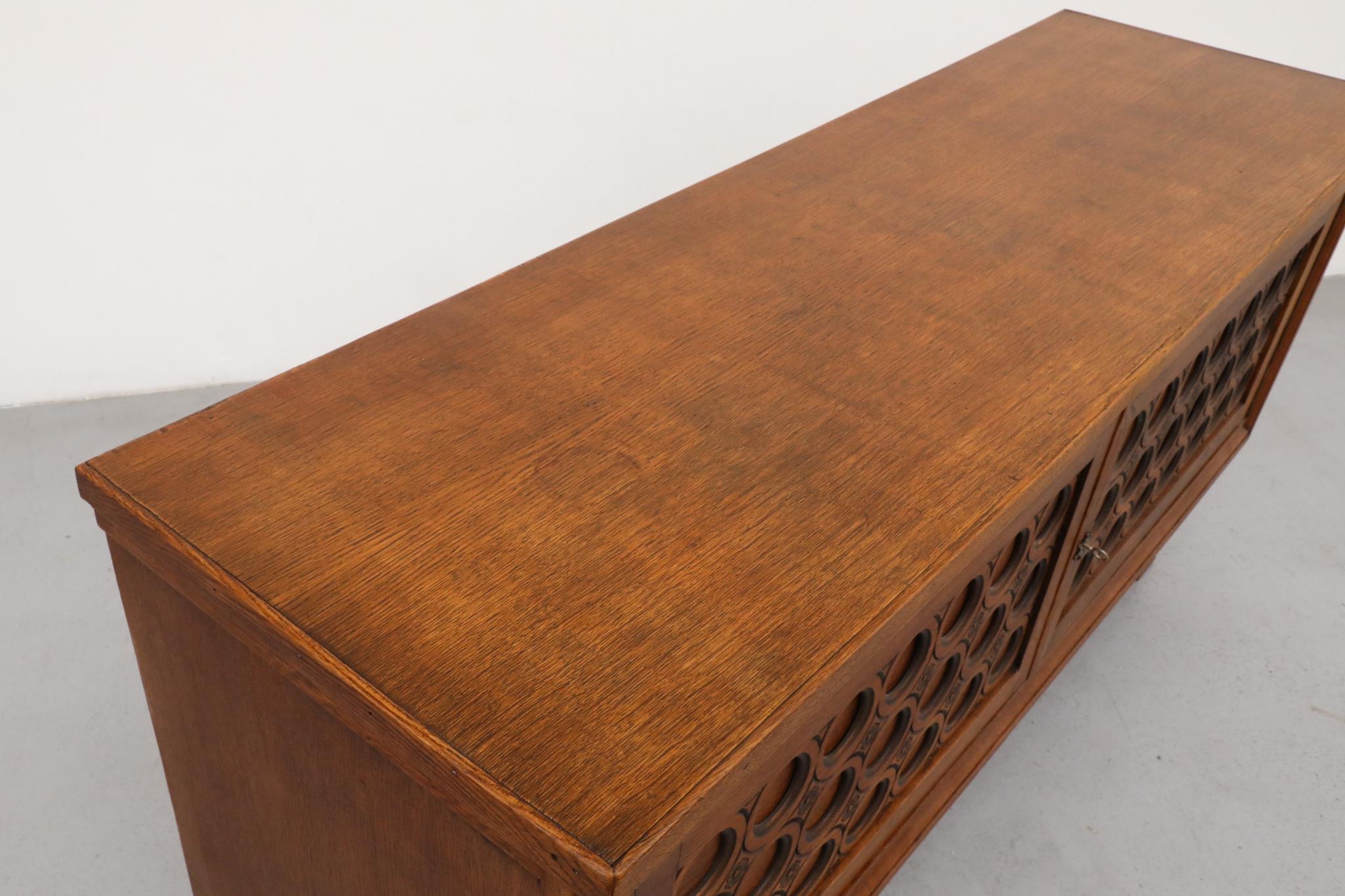 Credenza in Oak francese degli anni '50, stile Charles Dudouyt, ante intagliate in vendita 11