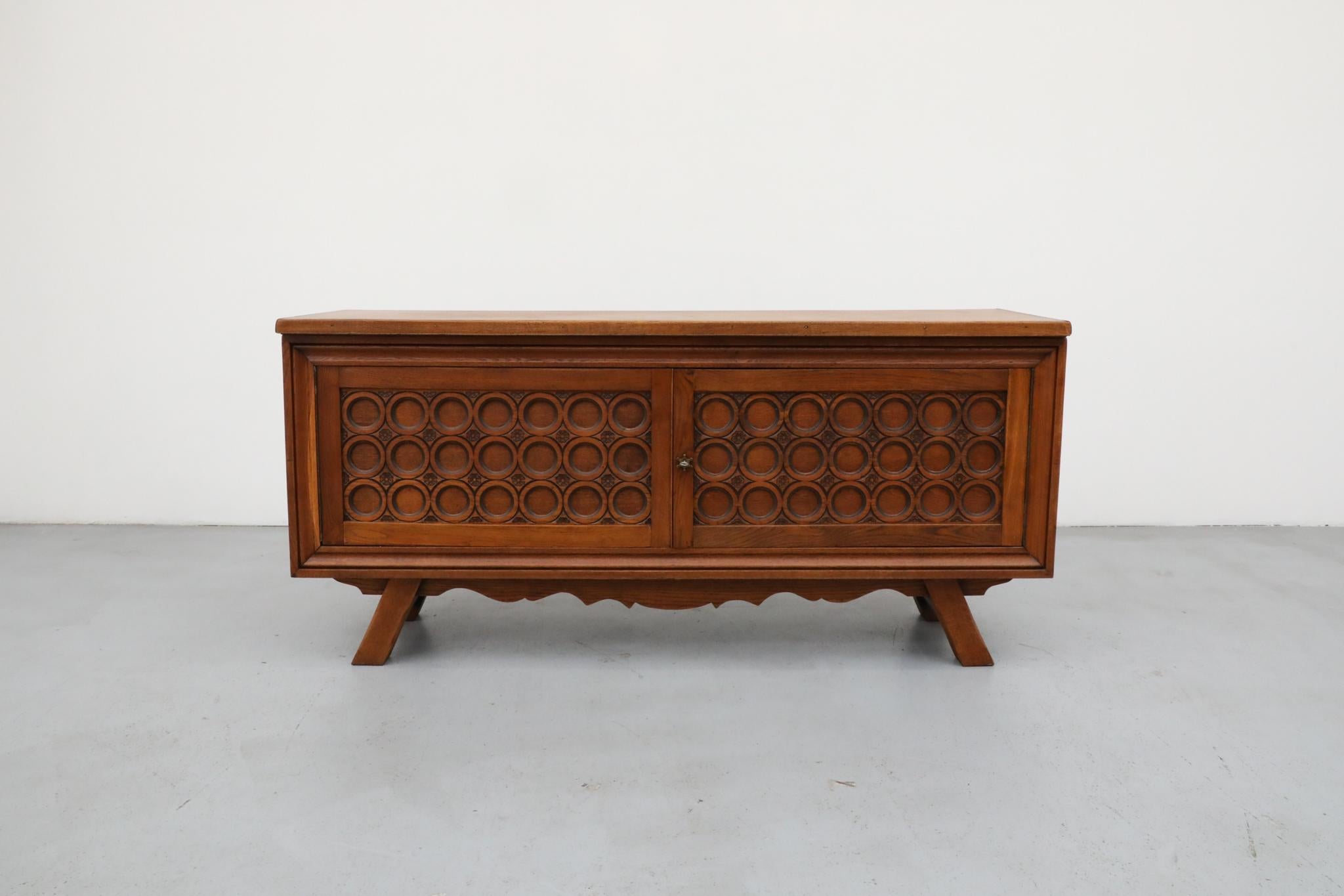 Mid-Century moderno Credenza in Oak francese degli anni '50, stile Charles Dudouyt, ante intagliate in vendita