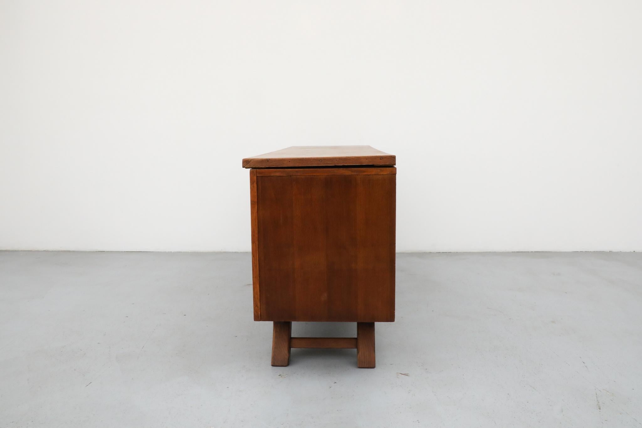 Francese Credenza in Oak francese degli anni '50, stile Charles Dudouyt, ante intagliate in vendita