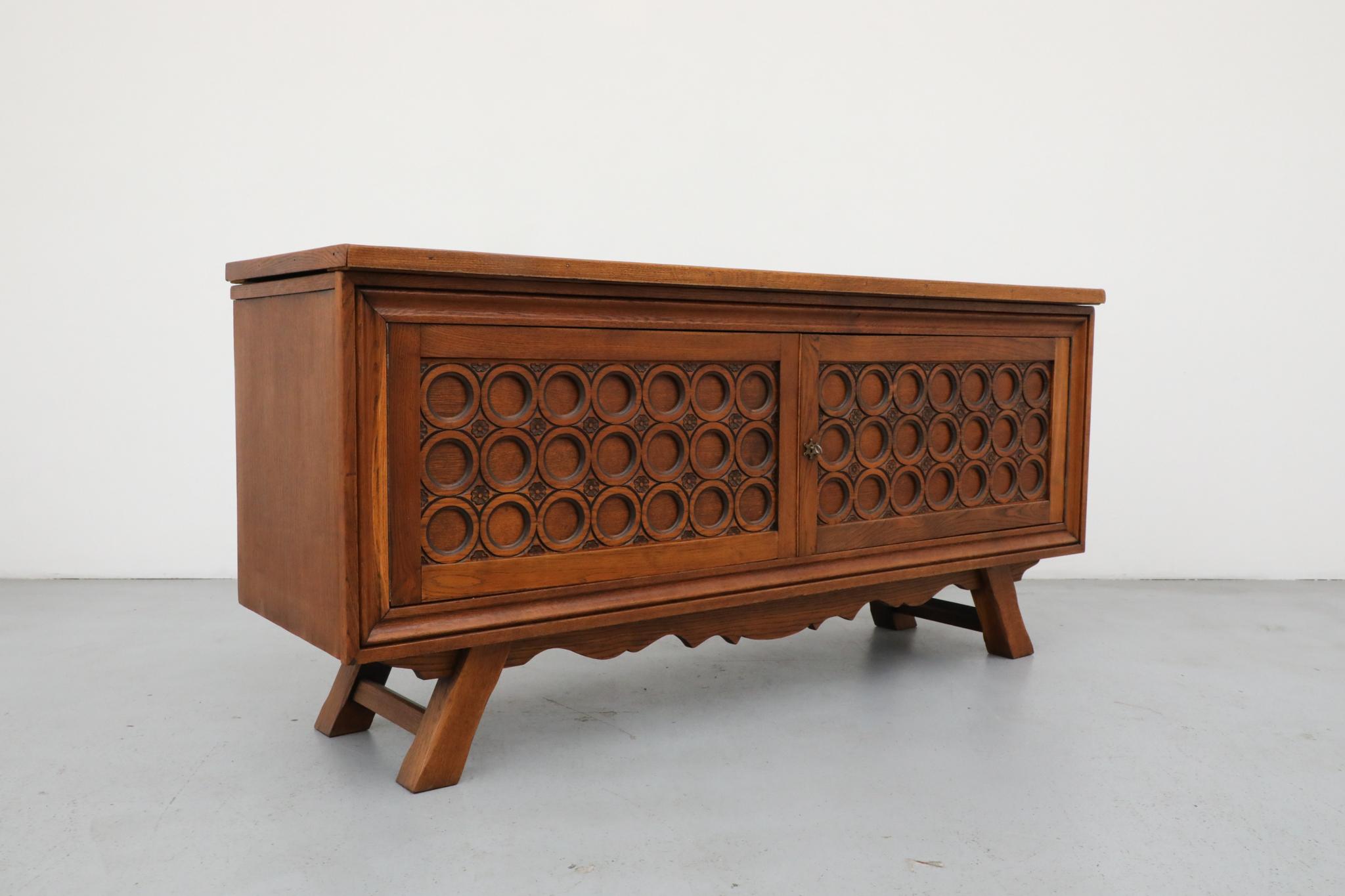 Intagliato Credenza in Oak francese degli anni '50, stile Charles Dudouyt, ante intagliate in vendita