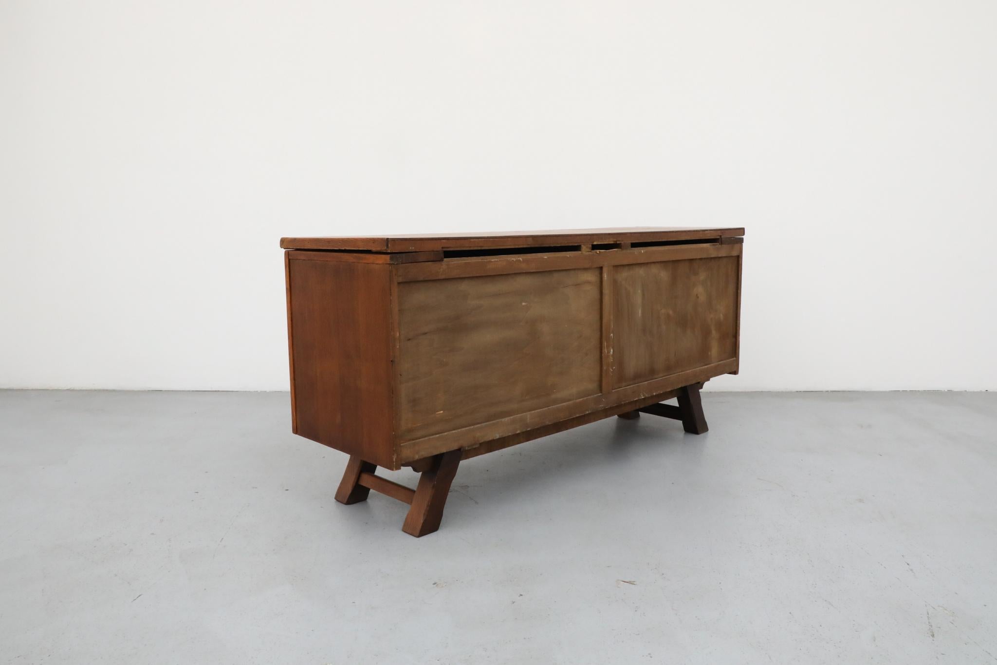 Metà XX secolo Credenza in Oak francese degli anni '50, stile Charles Dudouyt, ante intagliate in vendita