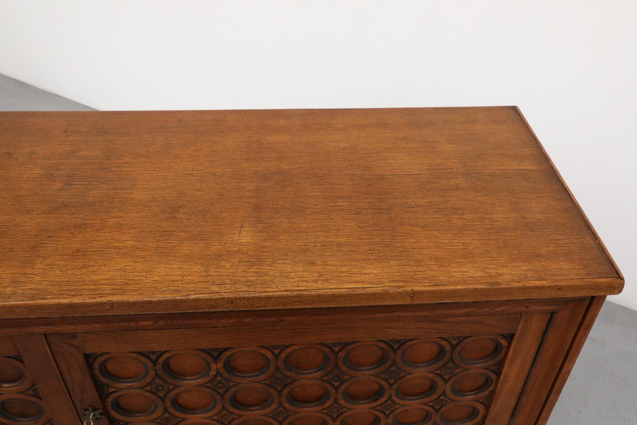 Quercia Credenza in Oak francese degli anni '50, stile Charles Dudouyt, ante intagliate in vendita