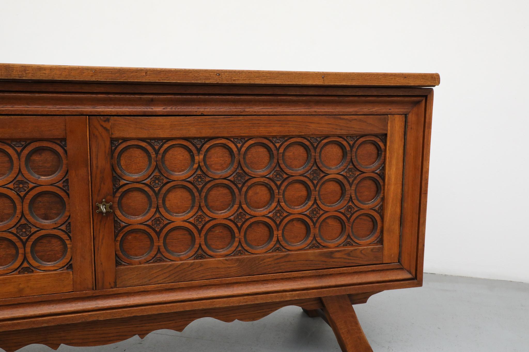 Credenza in Oak francese degli anni '50, stile Charles Dudouyt, ante intagliate in vendita 1