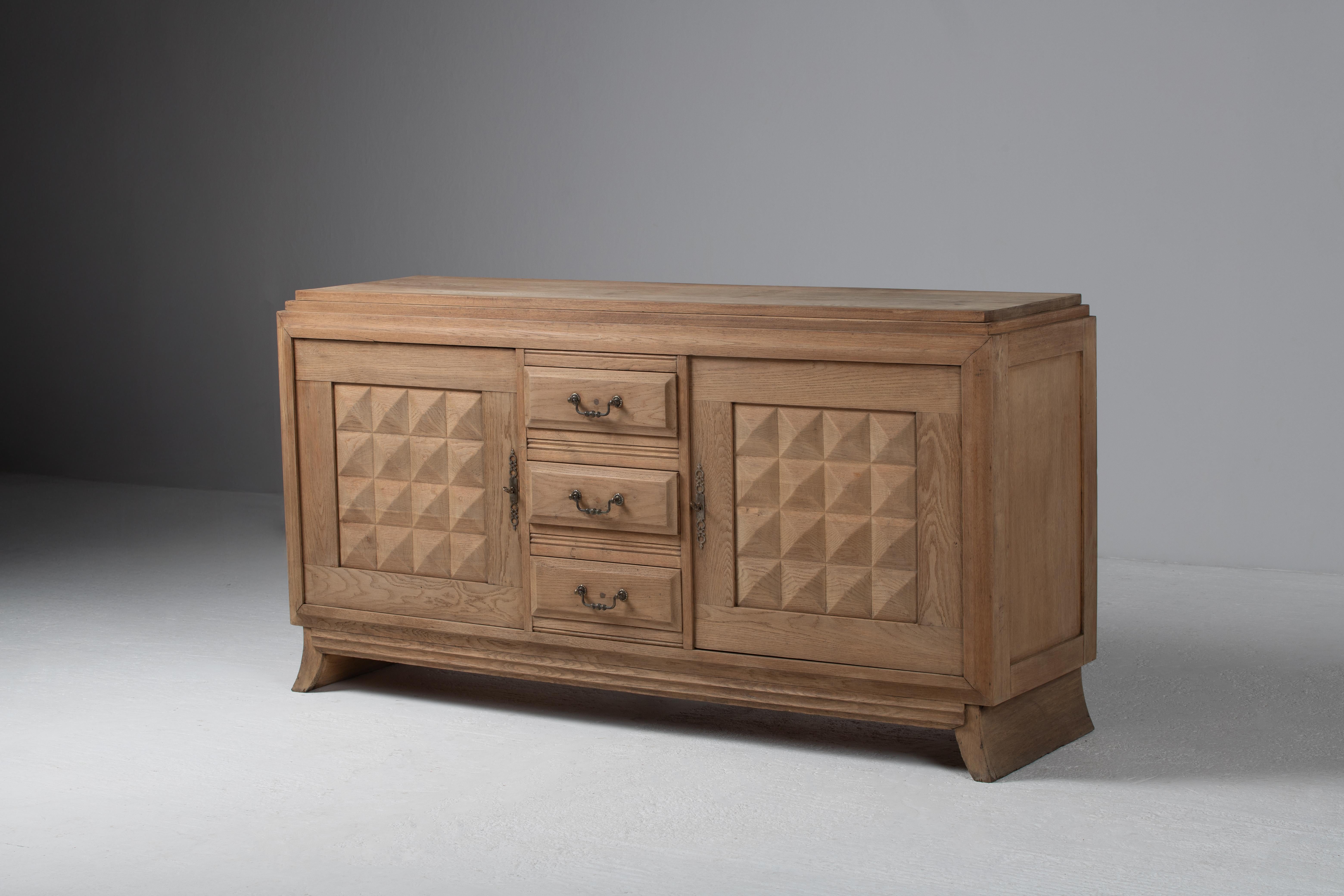 Eleganza strutturale del funzionalismo francese del dopoguerra.

Questa credenza francese degli anni '50, dalla presenza sobria ma monumentale, incarna il linguaggio estetico dell'ebanisteria del dopoguerra: chiarezza delle forme, materialità