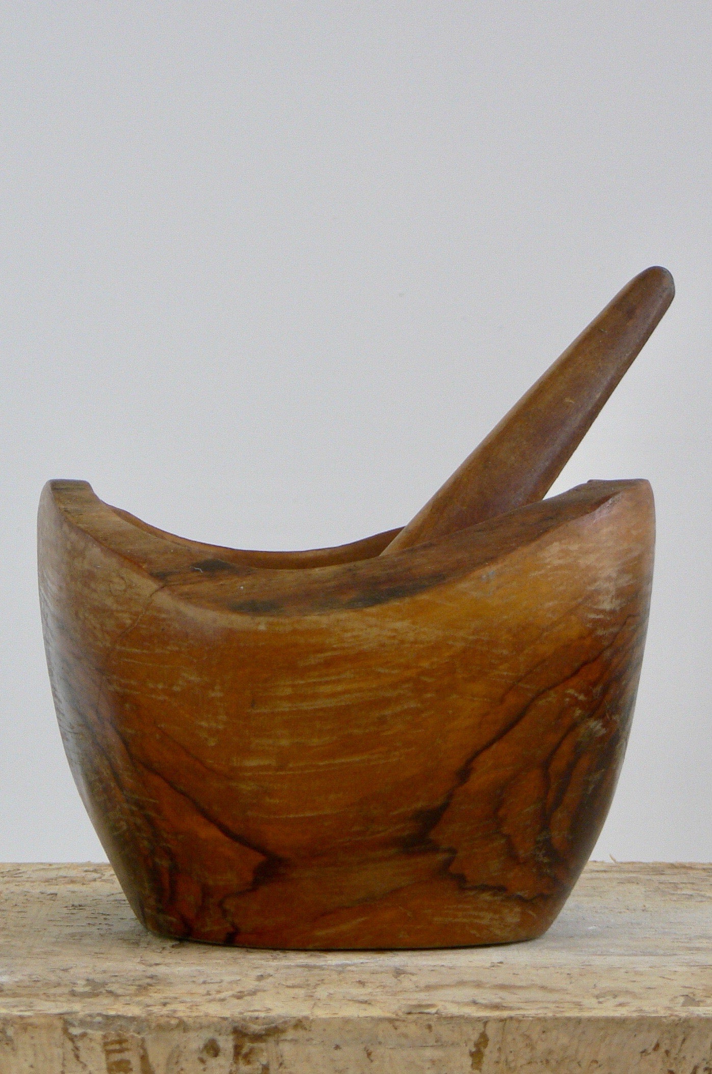 1950s French Olive Wood Mortar and Pestle – Exquisite Brutalist Design

Bowl size:
19cm x 18 cm
Height 14 cm.