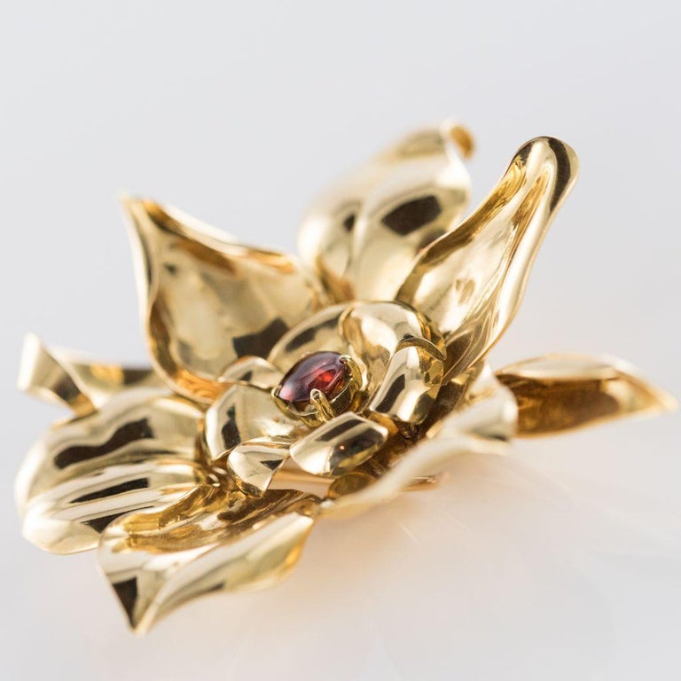 1950s French Orange Garnet Cabochon 18 Karat Yellow Gold Flower Brooch In Excellent Condition For Sale In Poitiers, FR